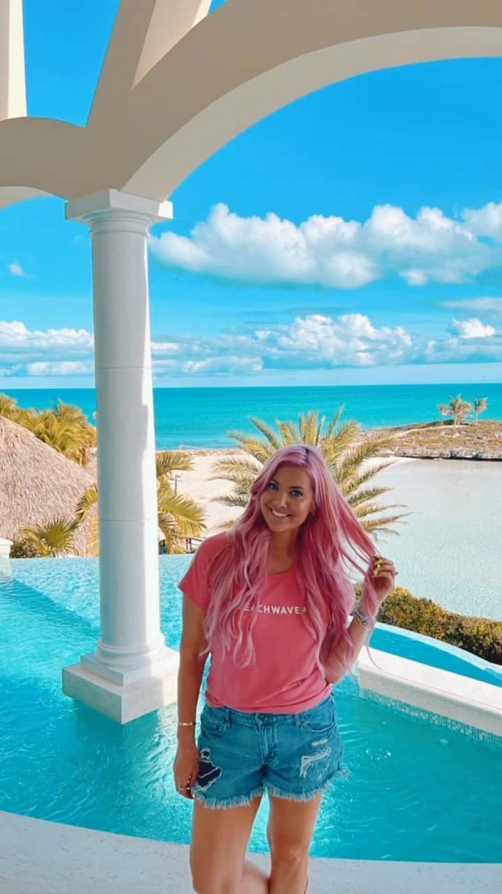 オードリナ・パトリッジのインスタグラム：「#trippinwithtarte 💜 I’m in beautiful Turks + Caicos (one of my favorite islands) w/ the incredible @tartecosmetics team styling hair w/ @thebeachwaver 💕   Come behind the scenes with me as we get the glam stations set up!! ✨  #beachwaver #tartecosmetics #igotbeachwaved #womenownedbusiness #hairreels #hairtok」