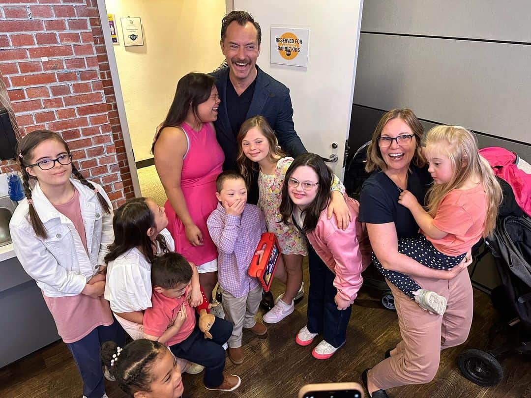 Good Morning Americaさんのインスタグラム写真 - (Good Morning AmericaInstagram)「Jude Law made a surprise appearance backstage before we revealed Barbie’s newest doll! 💕  #JudeLaw #Barbie #BarbieDoll #DownSyndrome #Celebrity」4月26日 4時30分 - goodmorningamerica