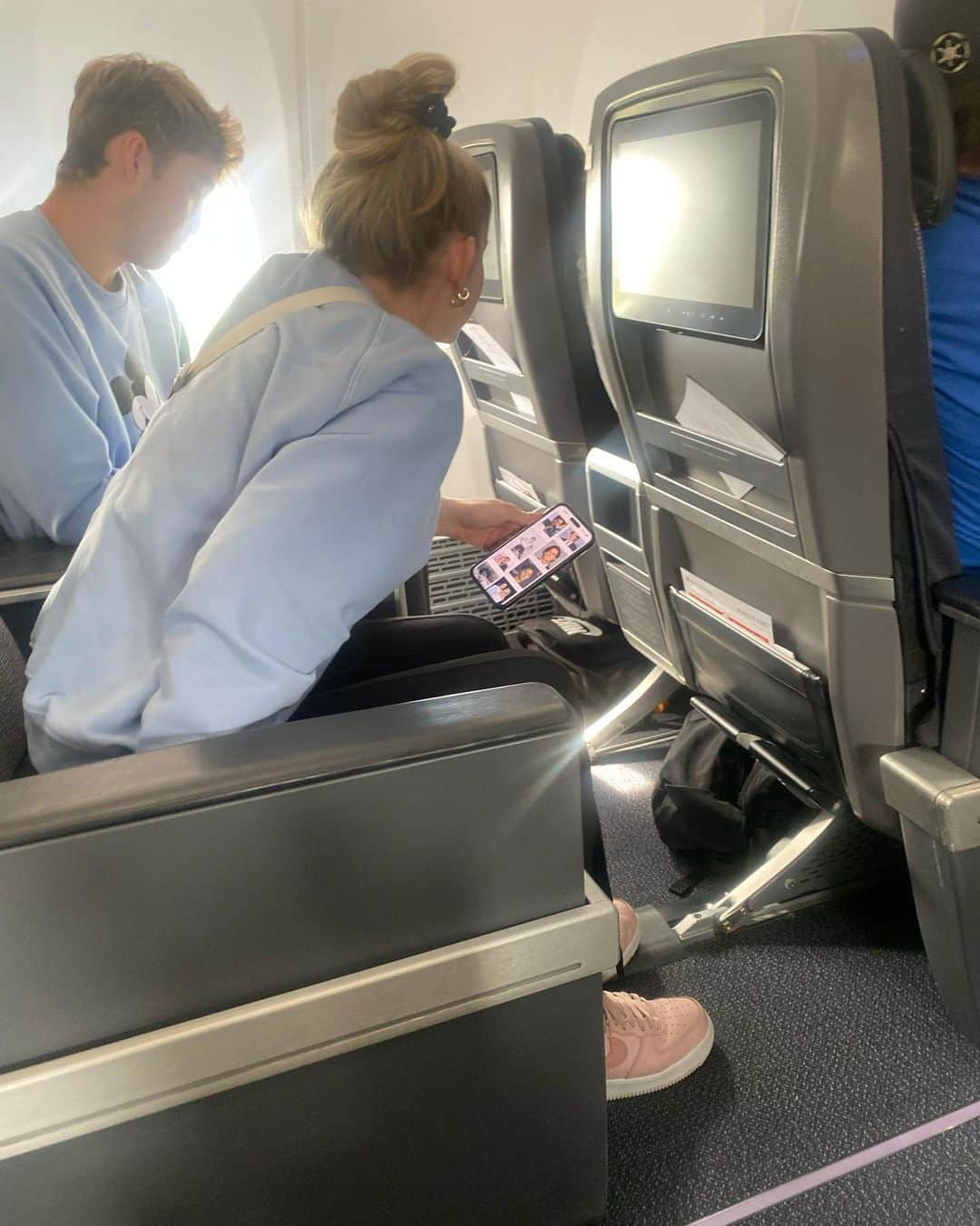 コール・スプラウスのインスタグラム：「Target acquired. Engage.   The nuclear family sat in the front two rows of my plane back to Vancouver. Brother and sister clad in fresh, matching, baby blue Mickey Mouse sweaters, my first warning sign.  The human equivalent of poison dart frogs, fresh mouse merch always gets my survival mode cranked. My personal pain body. Once I smelled the four recent tickets to Disney land and I knew to unholster my happiest pistol on earth.   A pro tip to the stealthy duelists: don’t google image my name before deciding to pursue discretion.  Our duelist in question pursued a “wide angle, discrete video” approach. This technique allows the duelist to pull still images from a phone that otherwise appears to be at rest. But I know better.  #theywereactuallyverynice #askedforaphotoafterward #cameraduels」