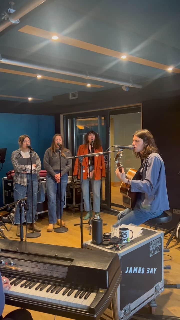 のインスタグラム：「Rehearsals DONE! Tomorrow I play the Royal Albert Hall. Truly a dream come true! Better yet, my very good friends @thebandjoseph will be joining us. They’re opening the evening and it felt wild not to get them up onstage with me ♥️ It’s gonna be so much fun. See you there! X」