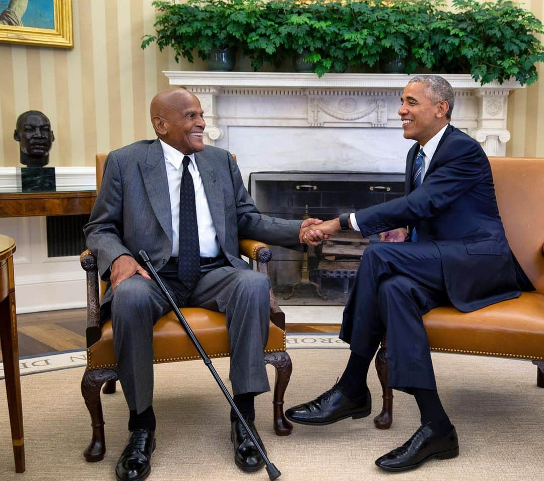 Barack Obamaさんのインスタグラム写真 - (Barack ObamaInstagram)「Harry Belafonte was a barrier-breaking legend who used his platform to lift others up. He lived a good life—transforming the arts while also standing up for civil rights. And he did it all with his signature smile and style. Michelle and I send our love to his wife, kids, and fans.」4月26日 4時37分 - barackobama