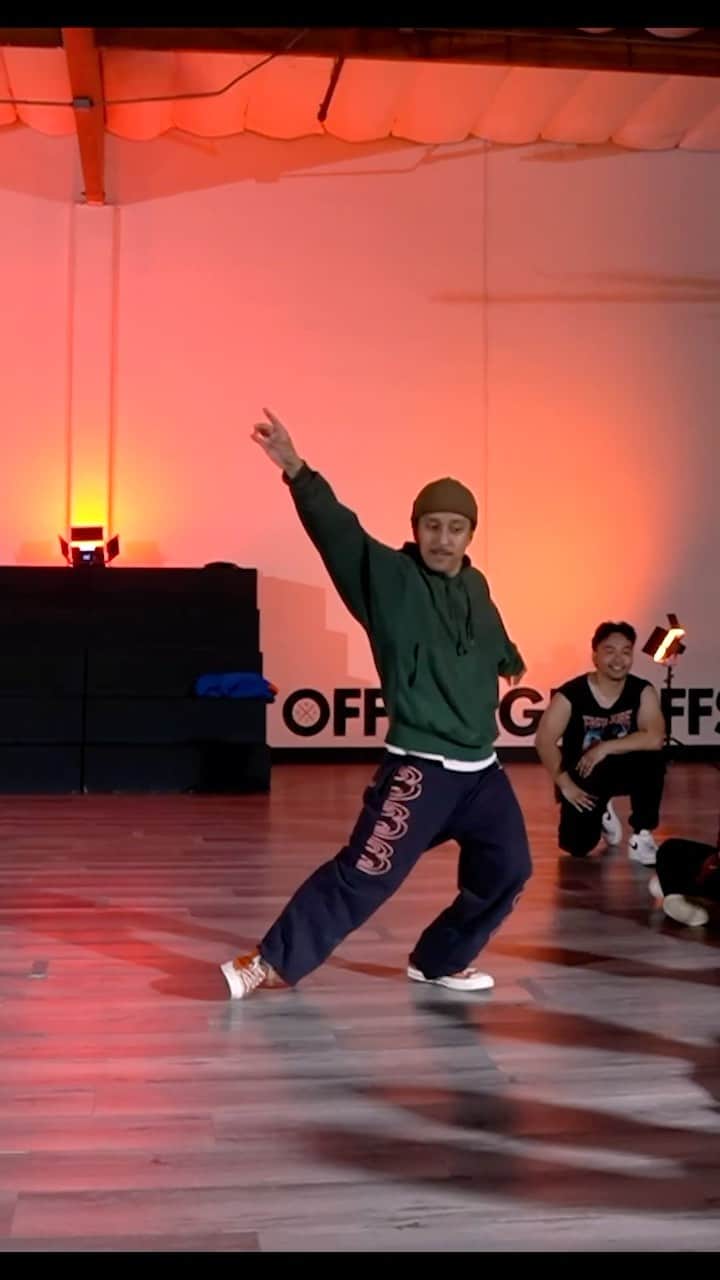 ショーン・エバリストのインスタグラム：「Pace yourself 💙   A light and fun class with a lot of depth to explore. I often use my choreography class as an offering to find things inside of the structure. I love facilitating growth through the process and just open up thoughts and feelings. For everyone that came, students new and old to friends that came to enjoy time and space, I appreciate you so much! 🫶🙏🏽🌱   Music by the one and only @joycewrice 🔊😍🤩 Keep on shining!!   Thank you @offstagebygrv for having me and giving me space to connect with people」