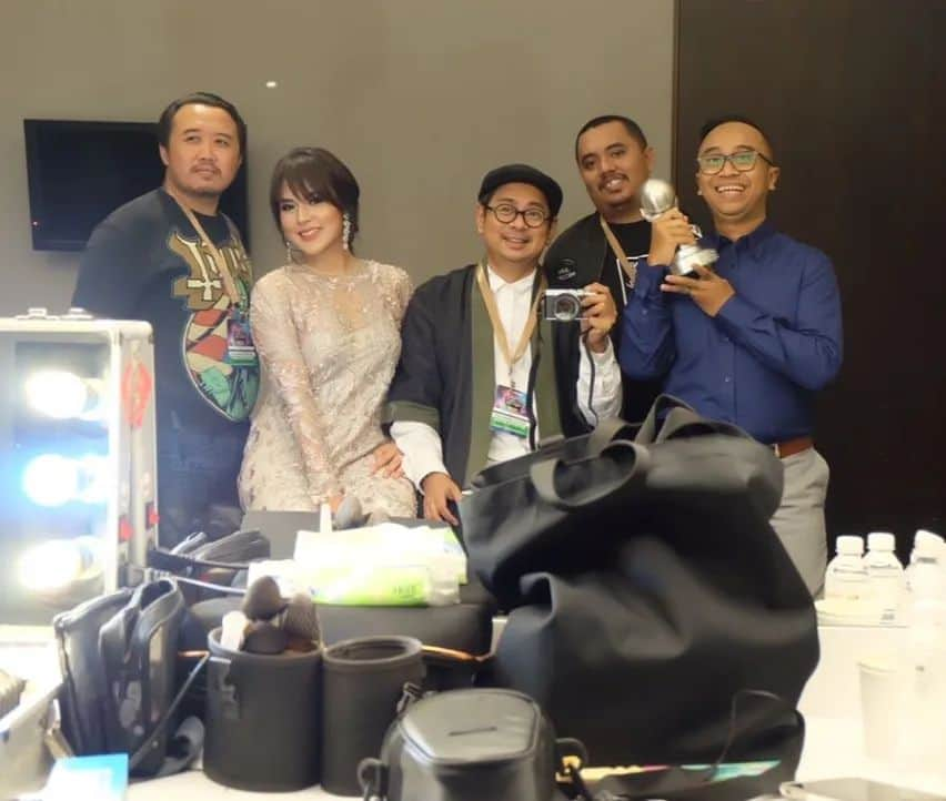 Raisa Andrianaさんのインスタグラム写真 - (Raisa AndrianaInstagram)「Selamat jalan Mas Ardi @fotokonser .. Mas Ardi salah satu orang yg ada dari awal, yg percaya sama aku, salah satu yg pertama fotoin aku, bikin aku ngerasa udh "sah" jd penyanyi krn udh difotoin kamu waktu itu Mas.. Aku gak nyangka secepat ini, dari pertemuan terakhir kita di Joyland.. Terimakasih untuk semuanya Mas.. banyak orang mengenangmu, mendoakan, dan kehilanganmu Mas Ardi.. We love you, and rest in peace 💔」4月26日 4時47分 - raisa6690