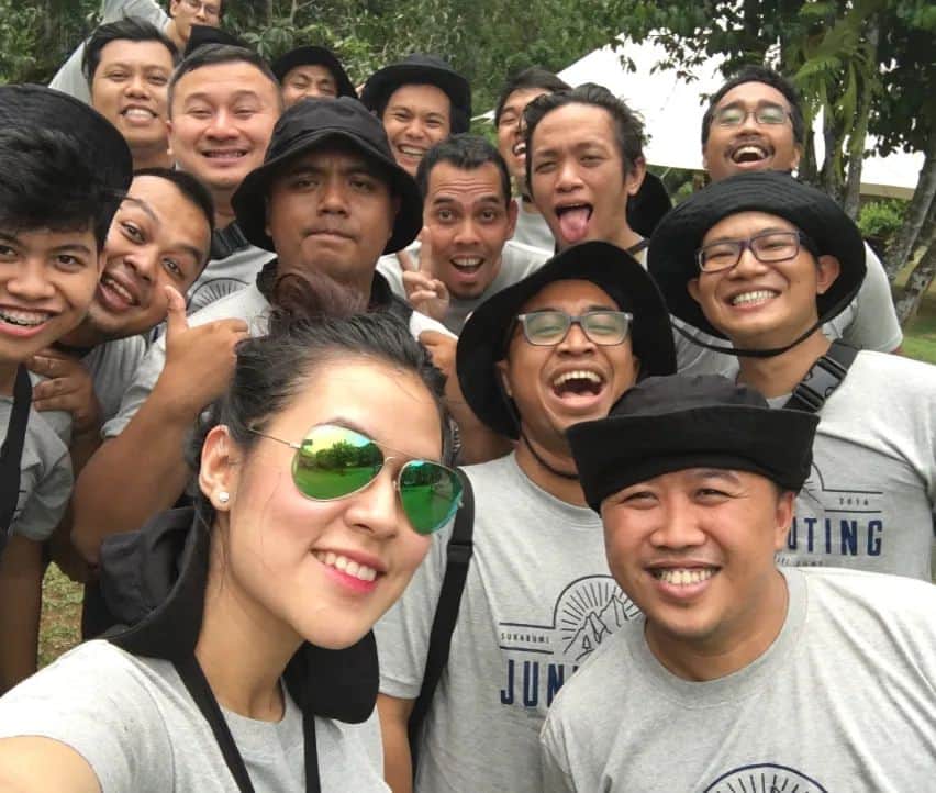 のインスタグラム：「Selamat jalan Mas Ardi @fotokonser .. Mas Ardi salah satu orang yg ada dari awal, yg percaya sama aku, salah satu yg pertama fotoin aku, bikin aku ngerasa udh "sah" jd penyanyi krn udh difotoin kamu waktu itu Mas.. Aku gak nyangka secepat ini, dari pertemuan terakhir kita di Joyland.. Terimakasih untuk semuanya Mas.. banyak orang mengenangmu, mendoakan, dan kehilanganmu Mas Ardi.. We love you, and rest in peace 💔」