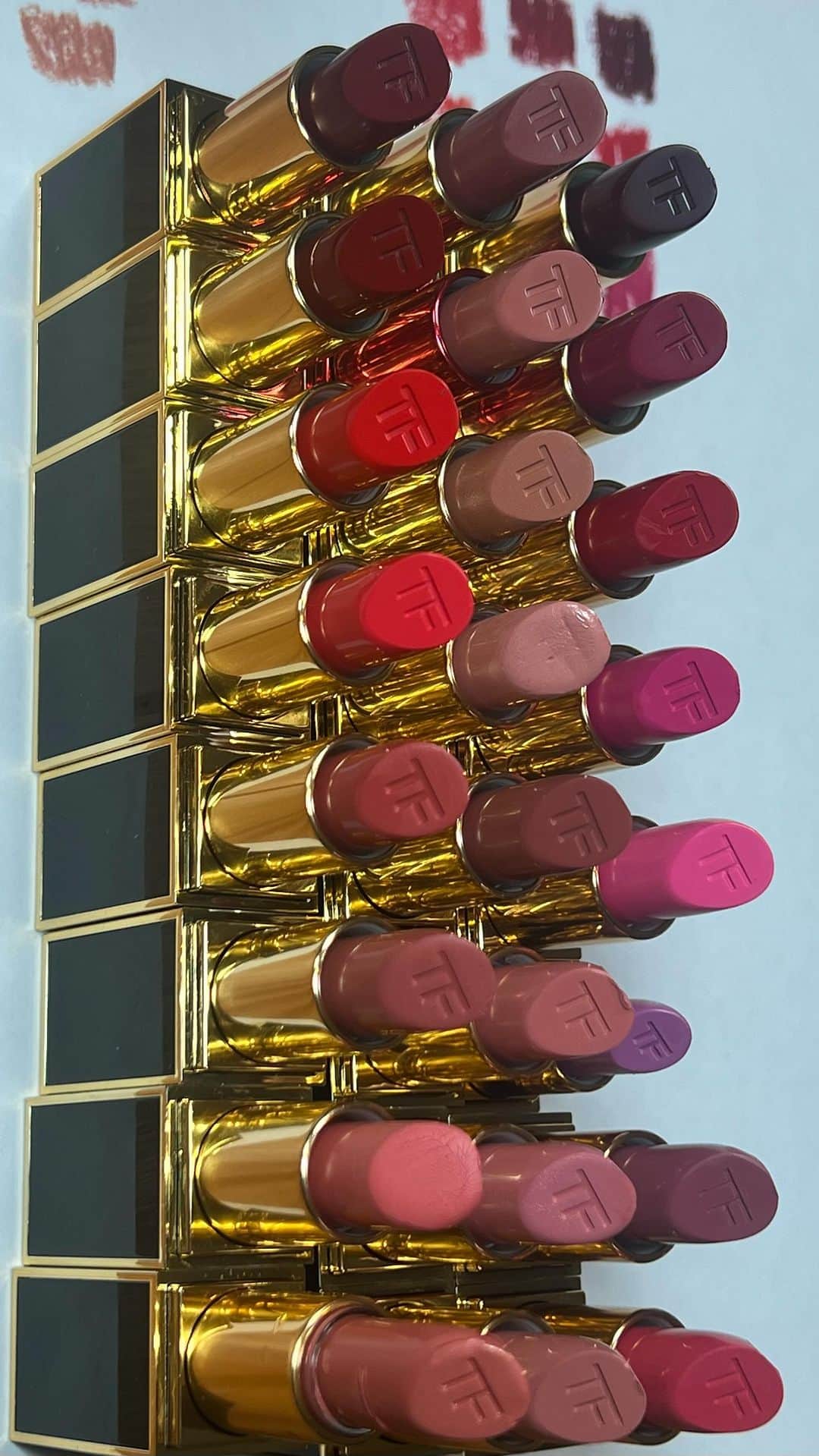 rob scheppyのインスタグラム：「💄💄💄Depotting Lipsticks💄💄💄   It is difficult to let go of such luxurious packaging but equally so nice to see everything and have the ease of working from a palette.  #Makeup  #depottinglipsticks #promakeupartist #vueset」