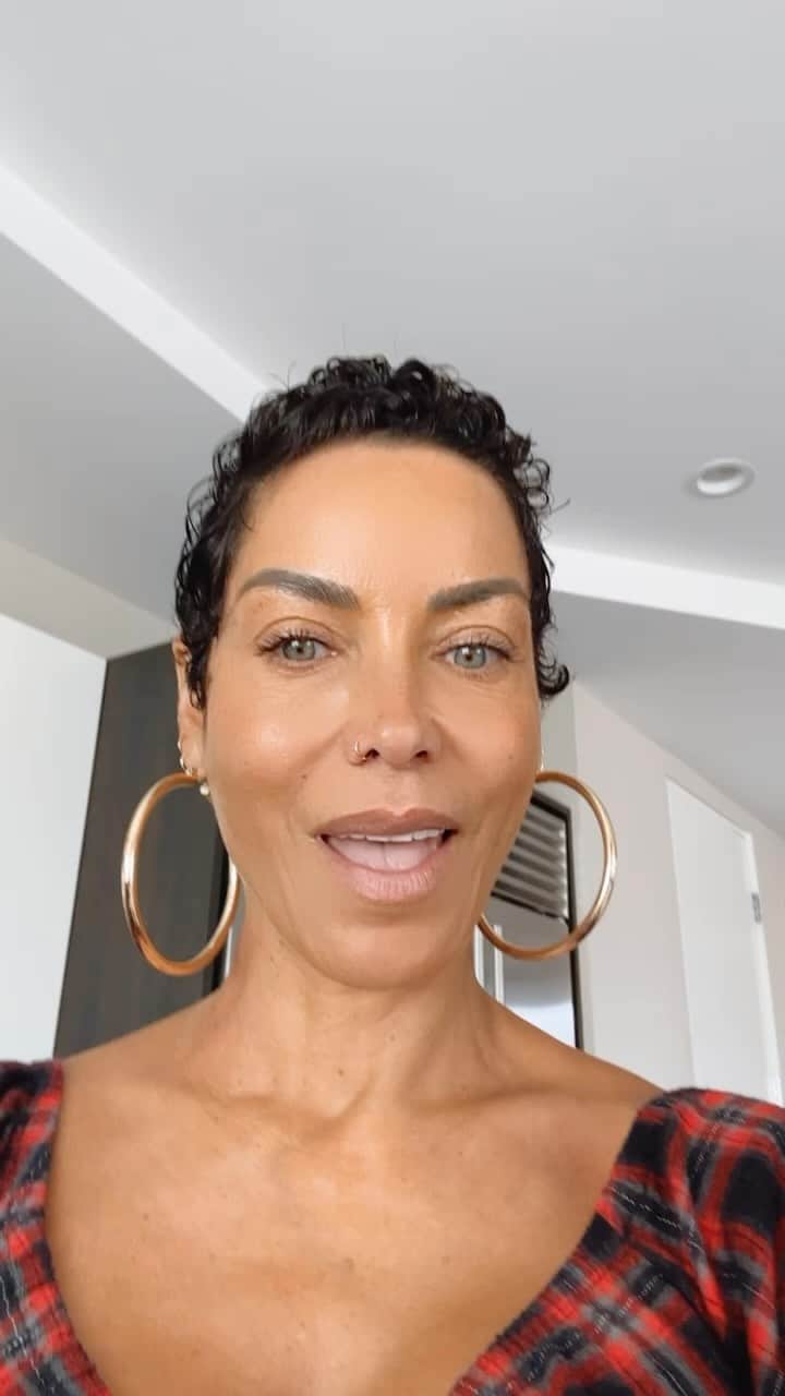 ニコール・ミッチェル・マーフィーのインスタグラム：「This is for my breast-feeding moms who are out there and is struggling and having a hard time and your breasts become engorged. Well it sounds bizarre but I promise you if you take cabbage leaves and line your breast with it, it will release the milk. Give it one hour and it will just start pouring out. That’s my tip for you today.  #breastfeeding #moms #gabbage  #mommy #baby #yfoy #yourfountainofyouth」