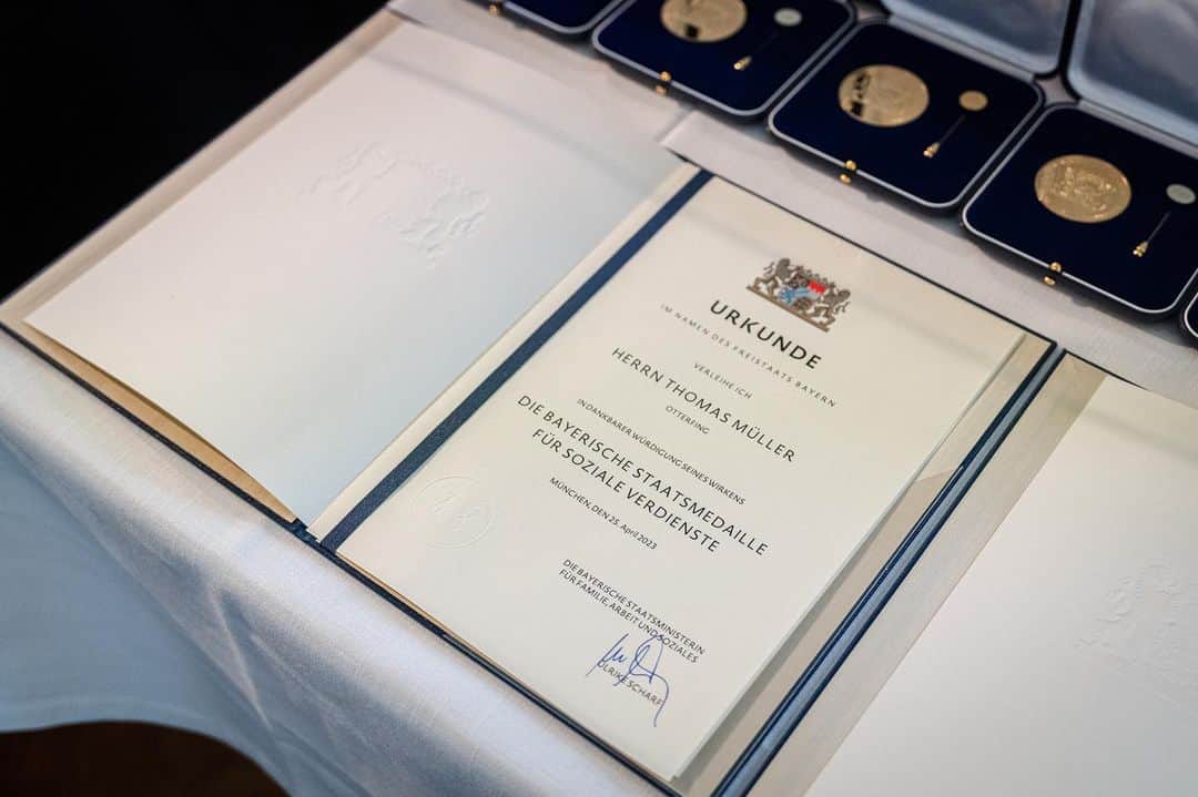 トーマス・ミュラーさんのインスタグラム写真 - (トーマス・ミュラーInstagram)「In den letzten 50 Jahren wurde die Bayerische Staatsmedaille für soziale Verdienste rund 1080 Mal verliehen.  Ich freue mich sehr, dass mir heute Ulrike Scharf, die bayerische Staatsministerin für Familie, Arbeit und Soziales, diese besondere Auszeichnung verliehen hat.  Seit vielen Jahren unterstütze ich mit vollem Einsatz und aus großer Überzeugung mehrere Stiftungen und soziale Projekte. Besonders die @nicolaidisyoungwingsstiftung, die ich schon seit 2011 als Botschafter begleite, liegt mir sehr am Herzen.   Die einzigartigen Geschichten und das jahrzehntelange, großartige Engagement der anderen Preisträger des Nachmittags, waren sehr inspirierend.   Deshalb danke ich heute all den zahlreichen Menschen, die sich für die sozial Schwächeren einsetzen und dafür sorgen, dass unsere Gesellschaft ein Stück besser wird.  Es gibt so viele unterstützungswerte Projekte und Einrichtungen. Jede Hilfe zählt!  #charity #sozialesengagement #youngwings #esmuellert」4月26日 4時44分 - esmuellert