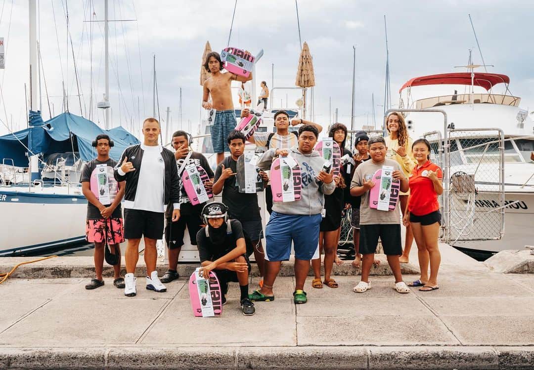 arenausaのインスタグラム：「#ARENATEAMTUESDAY with @swimlessonshawaii with their pink kickboards 💓  @swimlessonshawaii is a local non-profit that teaches swimming, serving all communities of local Hawaiians, AND they also do ocean cleanups!! 🌊♻️」