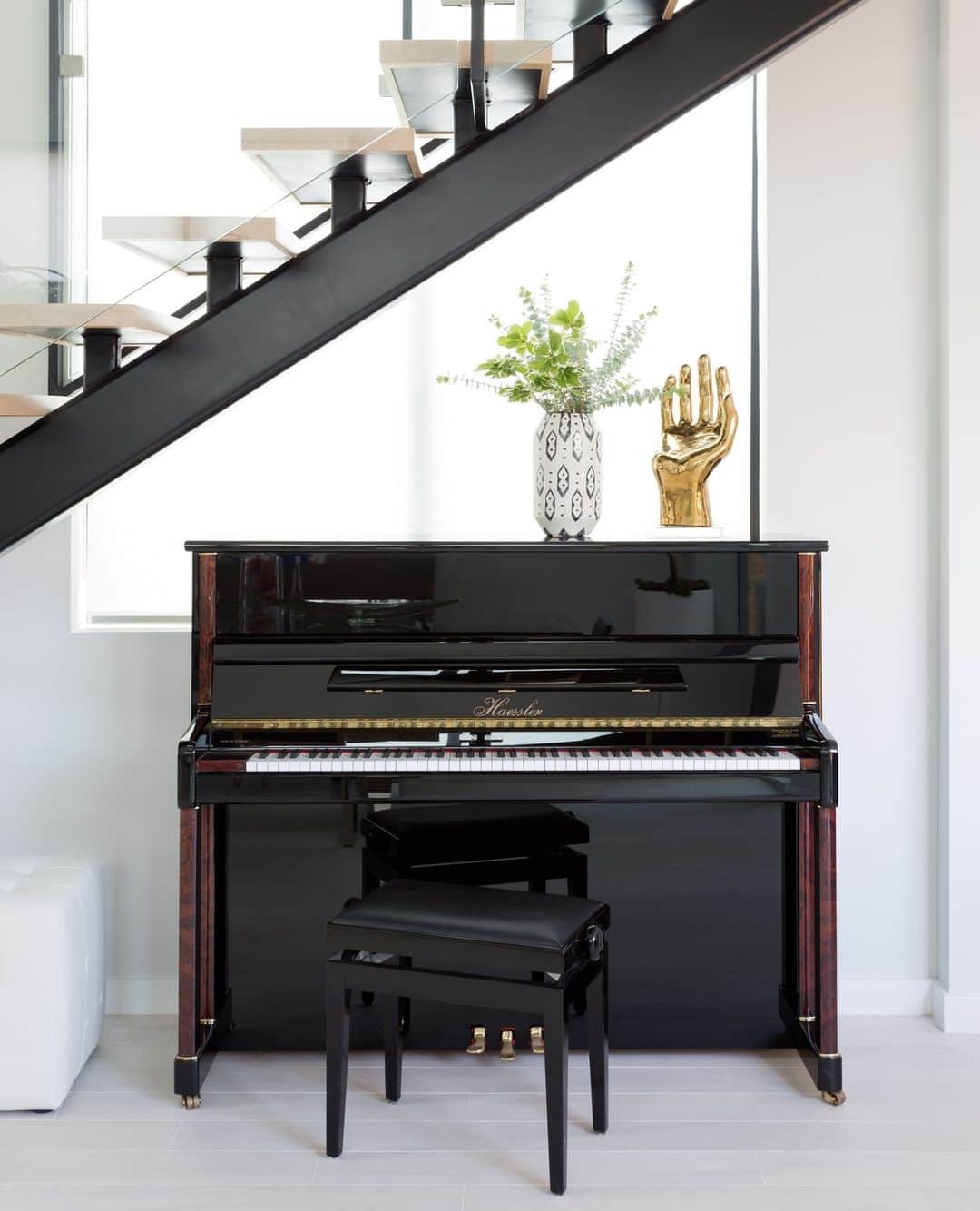 HGTVさんのインスタグラム写真 - (HGTVInstagram)「Do you have a piano? 🎹⁠ ⁠ Learn how to incorporate a piano into your home design with our top design tips.⁠ ⁠  Head to 👉️ #linkinbio for our best ideas. #HGTVDesign⁠ ⁠ 📸: @shapeside (Photo 1), @chriscortazzo (Photo 2), Wake + Loom (Photo 4), @jennfeldmandesigns (Photo 5)」4月26日 5時01分 - hgtv