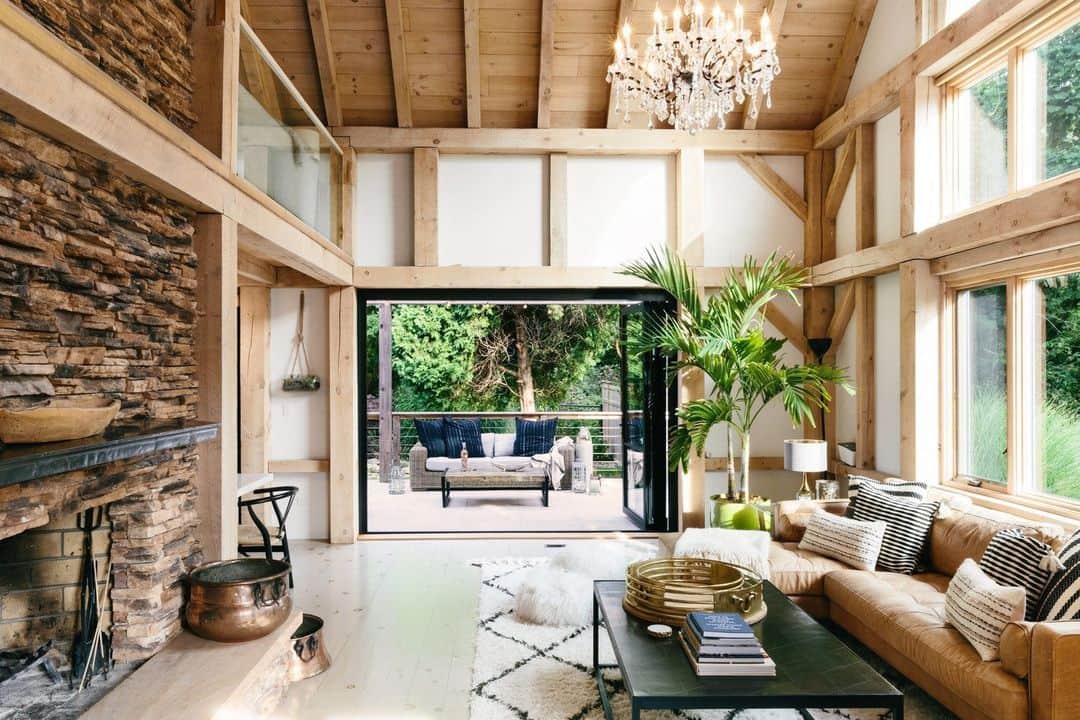 MT DOMAINEのインスタグラム：「Beautiful timber post-and-beam ceiling.  (Via @hyphen Photographed by juliarobbs) #MyDomaine」
