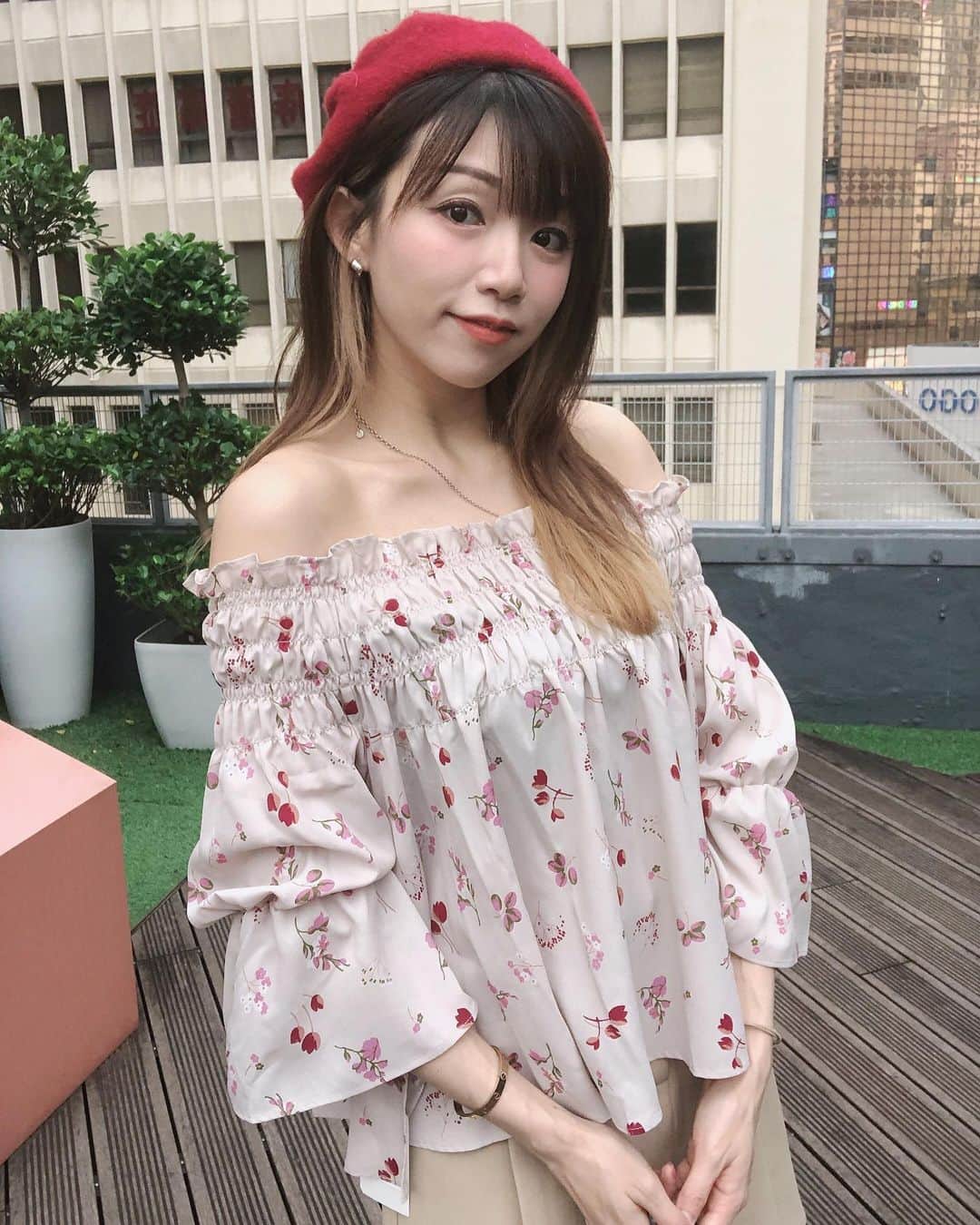 Fleur Fleurのインスタグラム：「[Deicy summer collections🌷] 超級浪漫🌹嘅最新系列登場！ 一直都有好多deicy粉絲 今次千祈唔好錯過夏季嘅item 鬱金香印花配上櫻花色丁料上衣完全唔使打底 可以一字膊或者上膊着都得 有粉紅色同埋黑色兩個選擇 我哋全部都係現貨發售 歡迎上嚟門市參觀或者WhatsApp直接購買 WhatsApp查詢：5572 9458 銅鑼灣門市📍恩平道52號2樓A室」