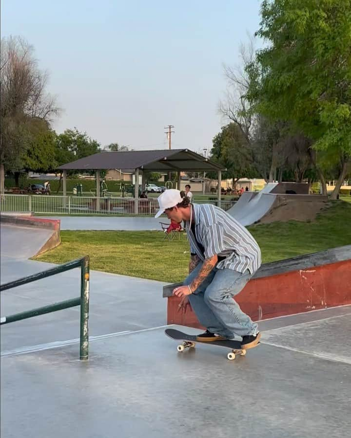 グスタボ・リベイロのインスタグラム：「Love skating at sun7 time!  Thank you @beardegidio for the surprise tee, stoked to be part of this! @jaxxon」