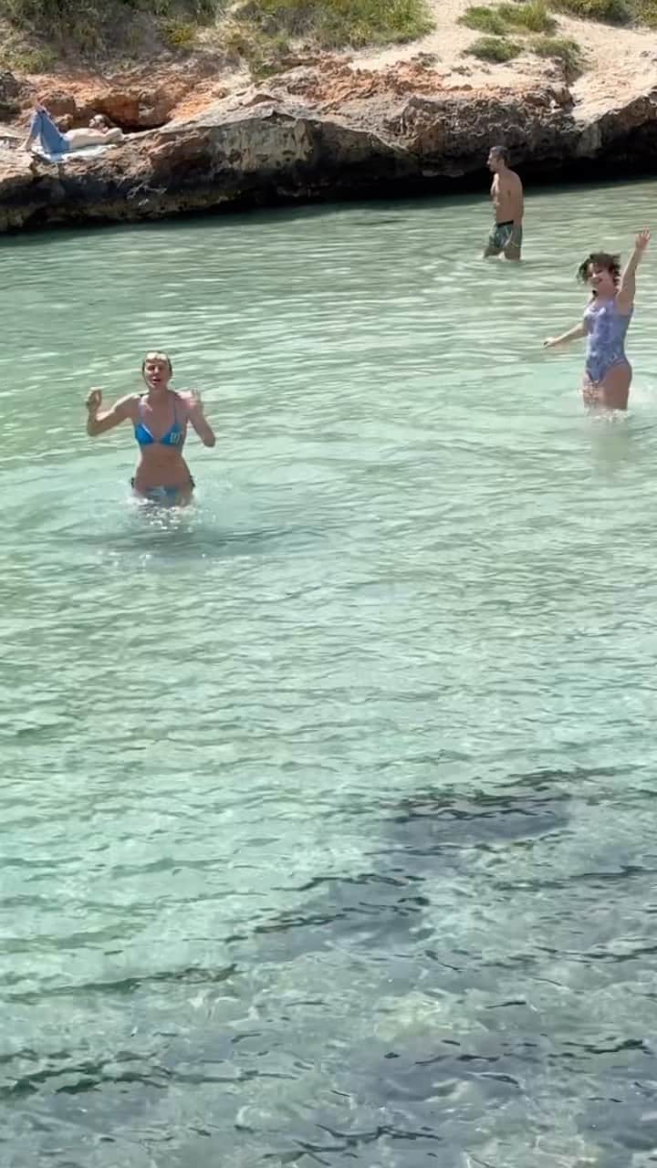 アンナ・デッロ・ルッソのインスタグラム：「April 25th ☀️ recap of a nice day at Castello  Santo Stefano 🏊‍♀️🏊‍♂️ @paolostella @anteprimaextra @annasalvaggiulo 💞💞💞 thanks always Salvaggiulo family 🙏🏻」