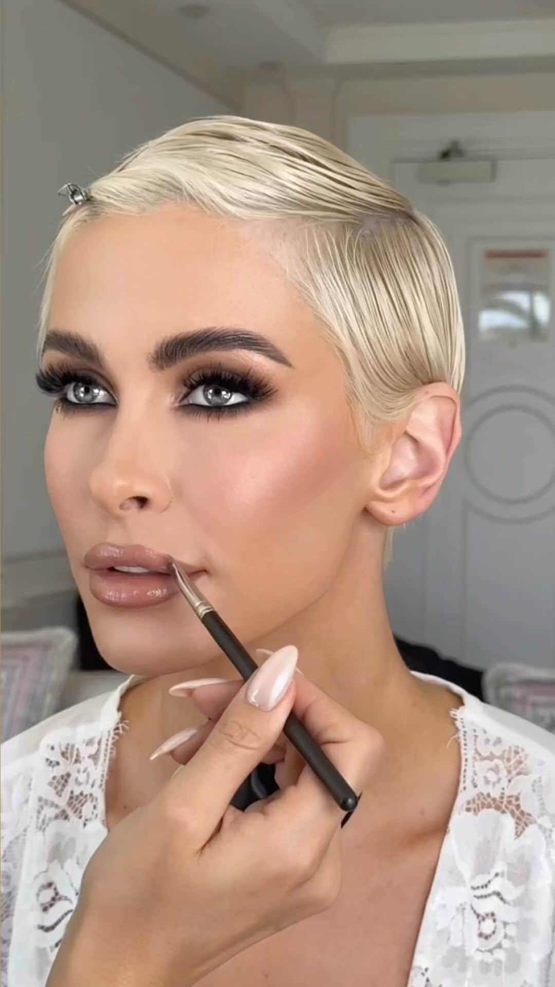 エリー・ゴンサルヴェスのインスタグラム：「GRWM for my wedding day.. 🤍 was anyone else super calm on their wedding day getting ready? Haha We put a lot of thought into how my hair and makeup was going to be over the two days and this look was for my private ceremony on the first day. We opted for a very soft and feminine vibe, I wanted very dreamy makeup and for my hair to be soft but still have structure to it.   We used a range of @LorealPro products that I use to do this look easily at home; the Tecni.ART fix max shaping gel, Pli Thermo-Modelling Spray, Air Fix hairspray and the Six Fix spray.   A lot of our hair prep was done before the big day and short hair is easy to style when a good haircut gives it foundation so my hairstylist @brodieleerokstar made sure my cut was a perfect combination between feminine and strong. Our usual colour powered by #MetalDetox was scheduled 7 days out to give some shadow and slightly lived in feel and we introduced the new Metal Detox Oil into my home care regime as prep for wedding styling.   We also did a series of shine enhancing treatments at my salon visits in the lead up to make sure the hair was in the best condition possible as well as maintaining the health of my hair at home using @lorealpro prescription haircare 🤍 #LorealPro #lorealproaus #metaldetox #partner #weddingday #weddinghair #pixiecut #wedding   Hairstylist @brodieleerokstar Wedding Planner | Stylist @alysiabridgerevents Make Up @alexperrinmua Stylist @styledbybloom_ Photography @laurenschulzvisuals Film @followcaio @dominicthwaite  Wedding Venue @laluna.beachclub Accommodation Venue @palazzoversace  Bridal gowns @oglialorocouture  Ross’s Suit @dyonsu Jewellery @calleijajewels  Hair @brodieleerokstar @LorealPro Make Up @alexperrinmua Stylist @styledbybloom_ Flowers @theblossomtreecompany  Bouquet @mrsgibbonsflowers  Candles @candlesbyjessica  Champagne Tower @champagnewalls_goldcoast  Sax @mrsaxaustralia  Wedding Cakes @ekats  Fireworks @osmicproductions  Celebrant @marriedbyjake Private Dinner caterer @chef_mcleod @alfreshco_catering  Bridal robes @homebodii」