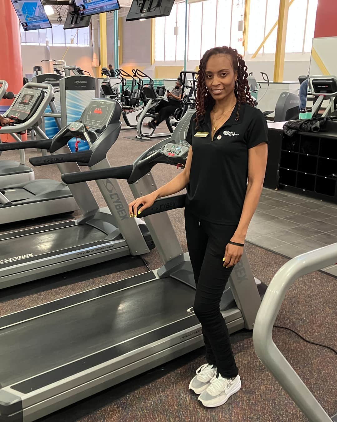 ネーブ・キャンベルのインスタグラム：「Last summer, Noteisha Womack helped save someone’s life for the first time. She was packing up to leave her shift at the Prince George’s Sports & Learning Complex when she heard her coworker, Scott McNichols, yell for help.  She quickly headed to his location in the gym and found Scott with another colleague, Thomas Clerkley, assisting a man who had collapsed while using a treadmill. The man was now unconscious on the floor, which Noteisha found alarming, it being her first severe emergency. “It was jarring to see the man unresponsive on the floor,” she said.  Working swiftly, Noteisha, Scott and Thomas began administering CPR. As gym onlookers began to approach the scene, Noteisha made sure they stood at a safe distance. She also retrieved the facility’s automated external defibrillator and called 911, assisting first responders in the building once they arrived.  Thanks to Noteisha, Scott and Thomas’ lifesaving skills and swift action, the man is alive today and they were recognized with American Red Cross Lifesaving Awards from the @RedCrossNCGC. Way to go, Lifesavers! #LifesavingAwards  #RedCross #CPRSkills #CPRTraining」