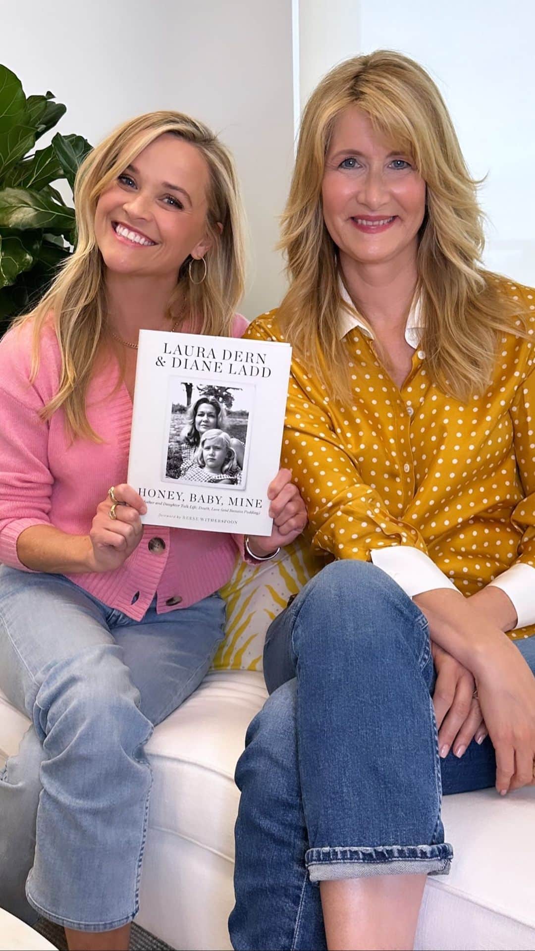 リース・ウィザースプーンのインスタグラム：「The amazing, talented and all around wonderful @lauradern wrote a book with her glorious mother @rosedianeladd! And it’s filled with heart, humor, wisdom and banana pudding... it’s a must-read for anyone who loves mother/daughter real talk. Check it out at a bookstore near you!! 💕」