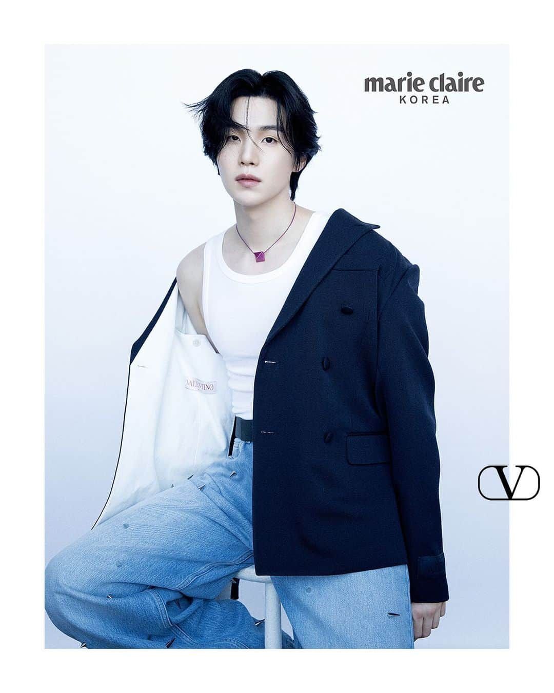 Valentinoさんのインスタグラム写真 - (ValentinoInstagram)「#SUGA (@agustd) is captured in #ValentinoUrbanFlows for the May issue of @marieclairekorea   As part of a series of covers featuring the Brand Ambassador and #ValentinoDiVas, the #BTS star is captured in a double-breasted #TheValentinoBlazer paired with distressed denim from the Maison’s latest collection.   Editor: @editordoi  Photographer: @photokyj80 Stylist: @kimvenchy Hair: @hearts_ultrapeku Makeup: @seoulbase_1 Set Designer: @uhyeu   #ValentinoNewsstand」4月26日 5時16分 - maisonvalentino