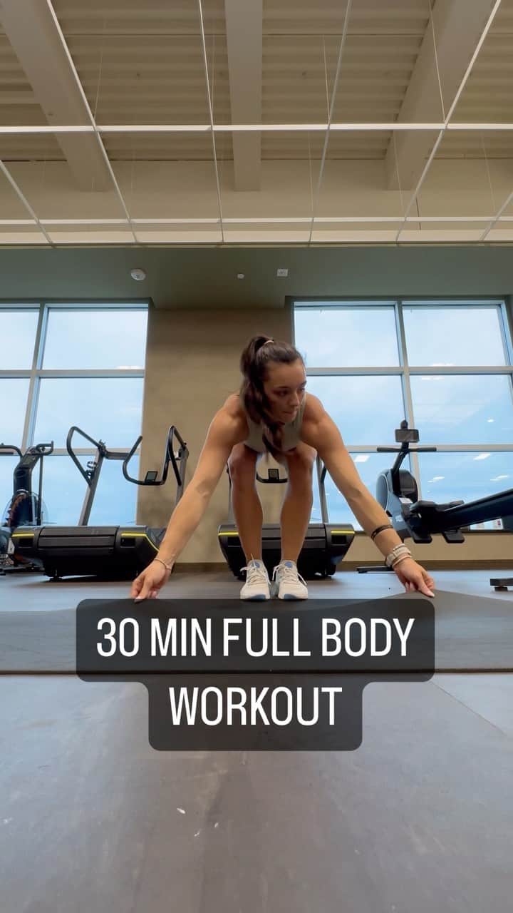 マギー・ニコルズのインスタグラム：「We’re movin’💪🏼 @maggienichols_fit  30 MIN FULL BODY🕺  FULL WORKOUT BELOW⬇️ (not everything is videoed)  40s on 10s off - 3x each circuit  SS 1: ✨squat + pause  ✨Bicep curl to press  ✨ Standing around the world  SS2:  ✨RDL to row  ✨Tricep extension  ✨ Plank hip dips  SS3: ✨Step up toe tap 20s each side  ✨Kneeling bicep curl 20s ea ✨Hollow hold  SS4: ✨squat med ball throws  ✨ Weighted tricep dips  ✨Plank knee drops 4 + leg lifts 4 SS5: ✨Squat pulses  ✨Tuck hold + chest press  ✨Frog crunches  FINISH 3x 12 cal assault bike 🔥🔥💪🏼💪🏼 You’re stronger than you think! Discipline yourself!   #fitness #trainer #cpt #personaltrainer #momentum #1stphorm #evolve #unstoppable #undeniable #passion #athlete #movement」