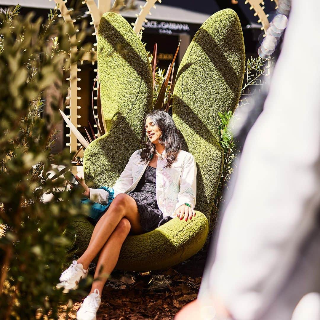 Natuzzi Officialのインスタグラム：「An idea born under a starry Apulian sky. The will to create something innovative, creative, yet unexplored. An armchair that becoming a microcosm for listening to suggestions, developing a hearing that transcends the noise pollution of our times.  Follow the Green Rabbit by @iampjnatuzzi ,  @giulianosangiorgi_official and @fabionovembre   17—23 April 2023 Natuzzi Italia Dehor - Via Durini, 24.」