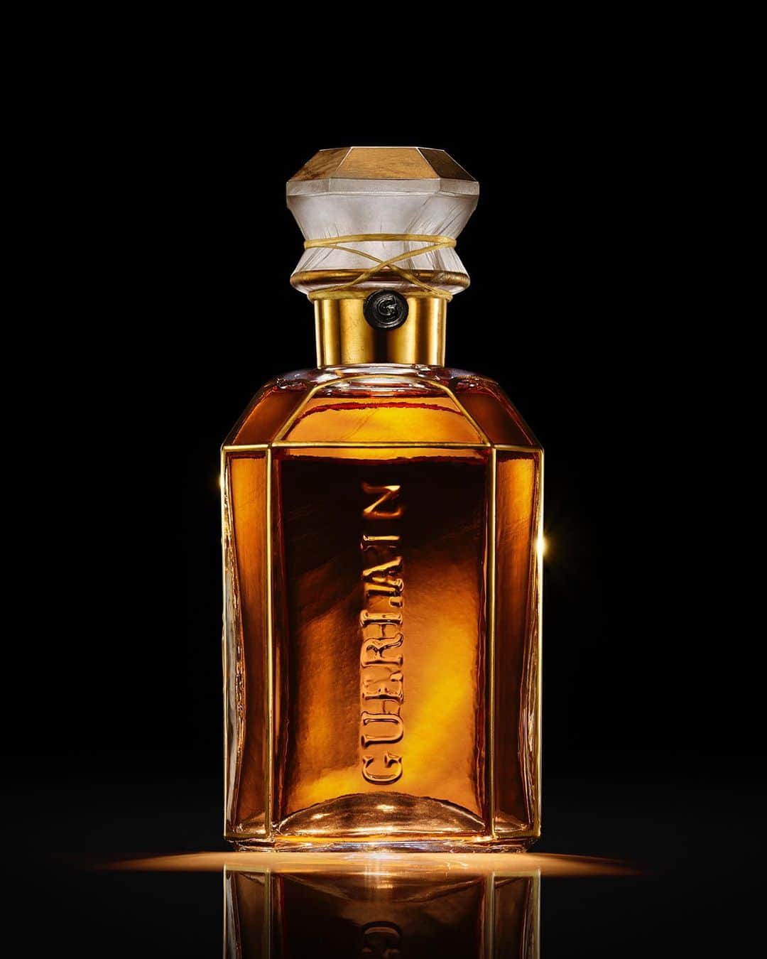 ゲランのインスタグラム：「With its elegant bevelled edges and clean lines, L'Art & La Matière's octagonal bottle is inspired by the Square Bottle, part of the House's heritage since 1870. The stopper echoes the angles of the traditional baudruchage seal, while nine loops of braided black thread adorn the neck of the bottle, in celebration of the art of knotting that is so dear to the Maison.​  #Guerlain #GuerlainParfumeur #ArtetMatière」