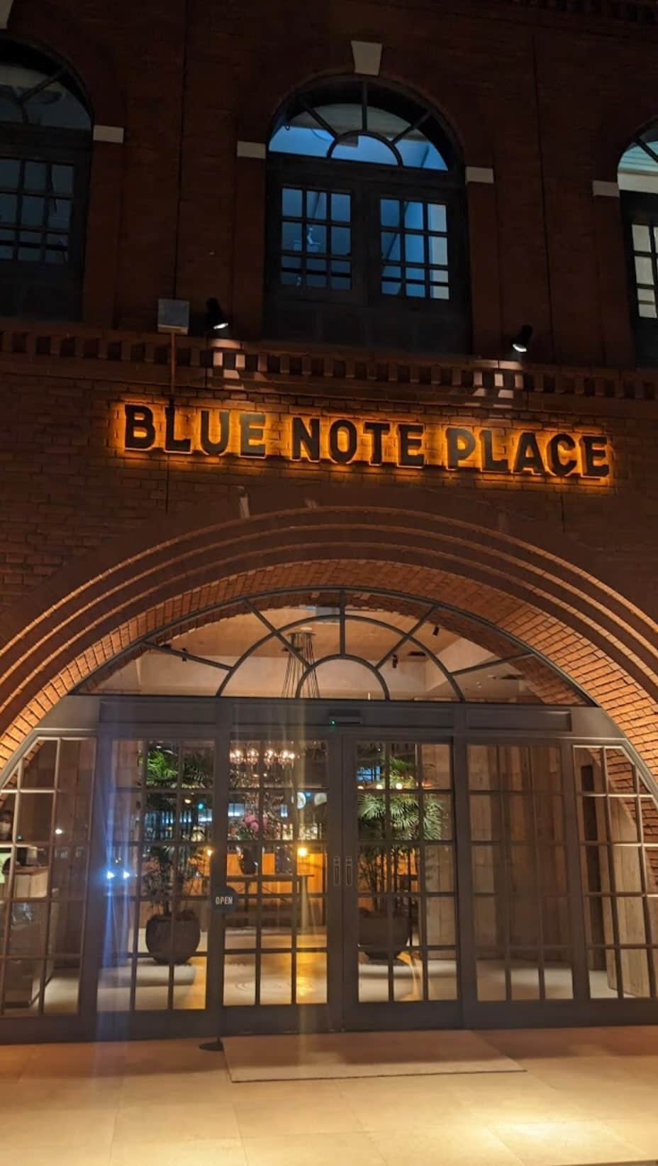 ユーコ・スミダ・ジャクソンのインスタグラム：「April 24th-25th,2023 @bluenote_place  “David Bryant Trio with KonaRose.” Night🎼  @dblaque_music @konarosejackson   No music, No Life. Thank you all for coming!!❤️」
