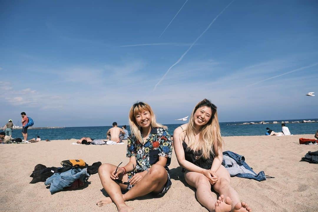 山田愛さんのインスタグラム写真 - (山田愛Instagram)「Summer doesn't come in the world I live in.  Needed this before the winter heat battle started again  Happy very happy, Beautiful #barcelona 🇪🇸  Everything better by the sea💙  📸 @tatsustagram3 Amazing🤍  #spain #sea #beach #soccer #basketball」4月26日 5時26分 - aiyamada_