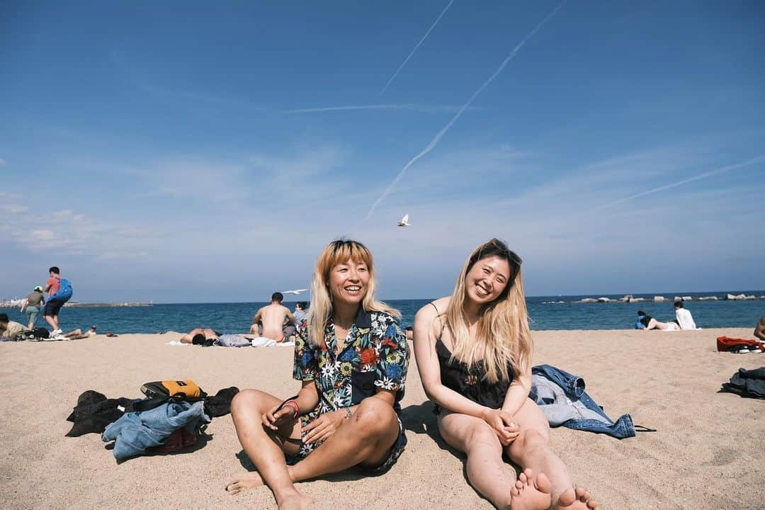 山田愛さんのインスタグラム写真 - (山田愛Instagram)「Summer doesn't come in the world I live in.  Needed this before the winter heat battle started again  Happy very happy, Beautiful #barcelona 🇪🇸  Everything better by the sea💙  📸 @tatsustagram3 Amazing🤍  #spain #sea #beach #soccer #basketball」4月26日 5時26分 - aiyamada_