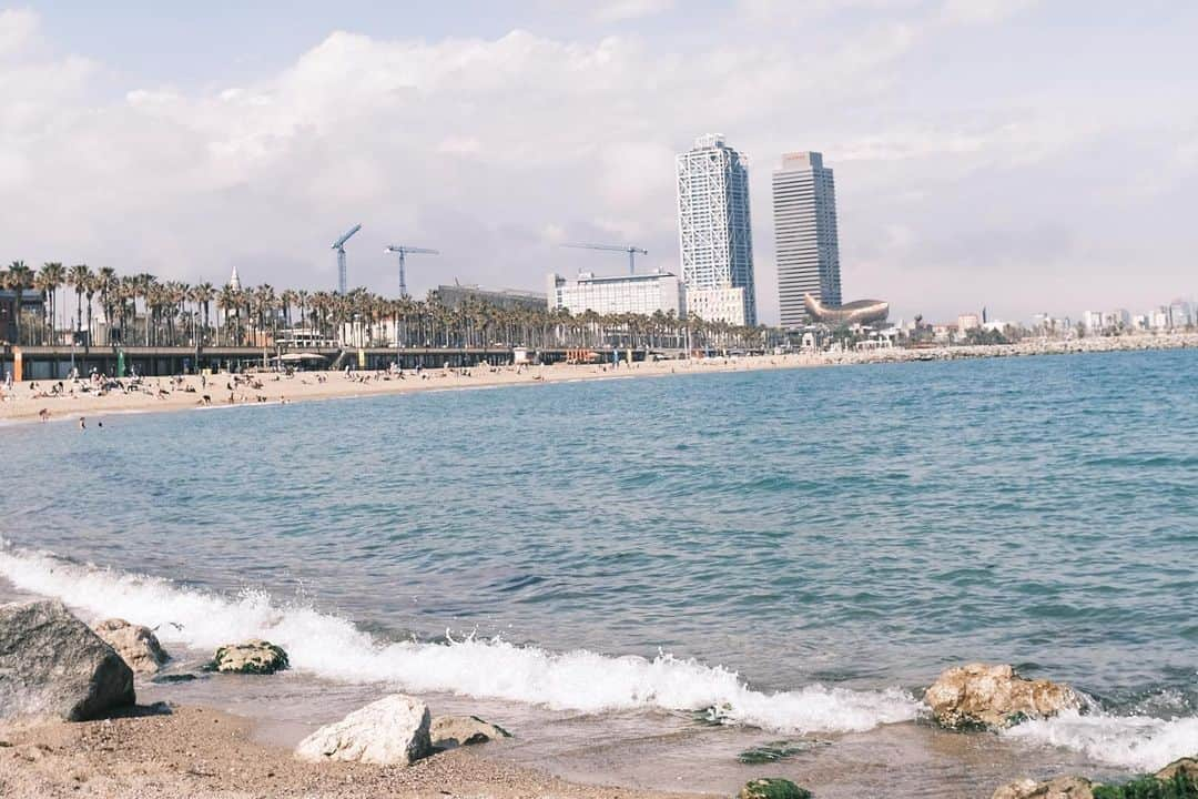 山田愛さんのインスタグラム写真 - (山田愛Instagram)「Summer doesn't come in the world I live in.  Needed this before the winter heat battle started again  Happy very happy, Beautiful #barcelona 🇪🇸  Everything better by the sea💙  📸 @tatsustagram3 Amazing🤍  #spain #sea #beach #soccer #basketball」4月26日 5時26分 - aiyamada_