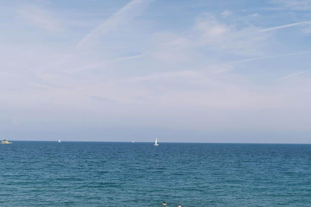 山田愛さんのインスタグラム写真 - (山田愛Instagram)「Summer doesn't come in the world I live in.  Needed this before the winter heat battle started again  Happy very happy, Beautiful #barcelona 🇪🇸  Everything better by the sea💙  📸 @tatsustagram3 Amazing🤍  #spain #sea #beach #soccer #basketball」4月26日 5時26分 - aiyamada_