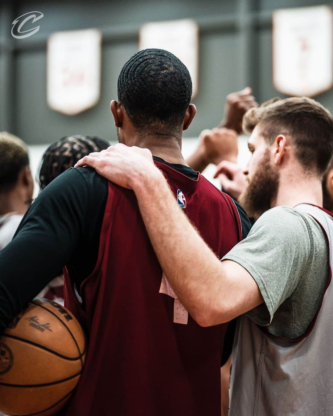 キャブスのインスタグラム：「Together as a team. #LetEmKnow」