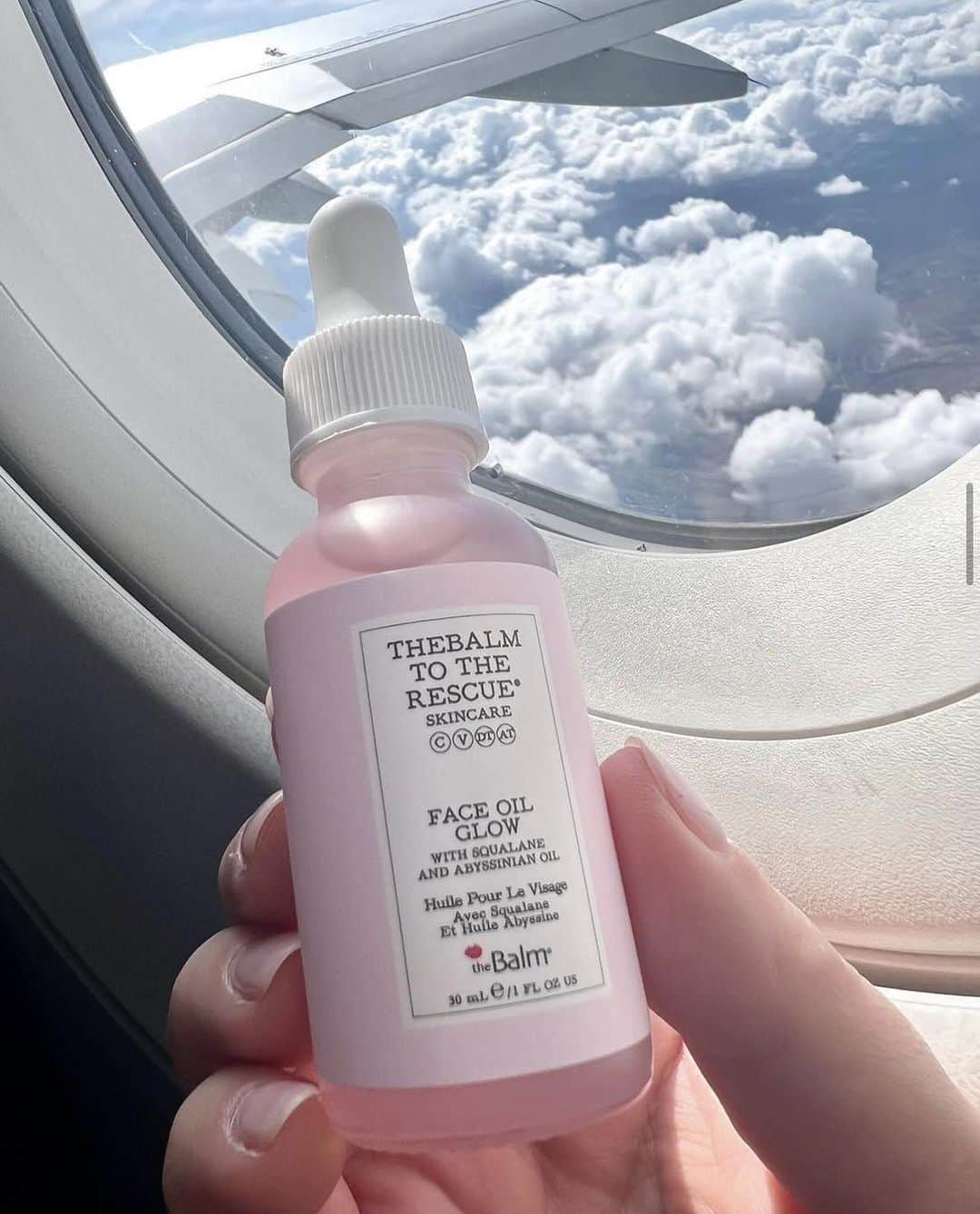 のインスタグラム：「Summer is around the corner! ✨ Keep your skin glowing and hydrated while you travel with our Face Oil Glow 💆‍♀️☺️ @rania_bountouri_  ✨Our special blend of Squalane & Abysinnian Oil will provide the ultimate tune up for your skin in hydration and soothing benefits✨  @thebalm #thebalm #thebalmcosmetics #thebalmskin #thebalmskincare #cleanskin #skincare  #beauty #glam #crueltyfreebeauty #beautiful #instagood #springtime #instamakeup #makeupaddict」
