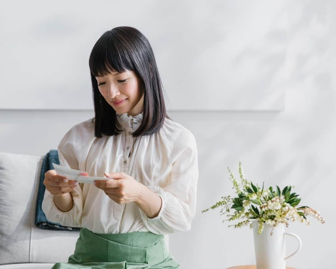 近藤麻理恵のインスタグラム：「With Mother's Day coming up, I've been reflecting on my childhood and family. One of my most significant relationships growing up was with my paternal grandmother, Noriko, who taught me the art of tea ceremony. Who are the people in your life who shaped you into who you are today?」