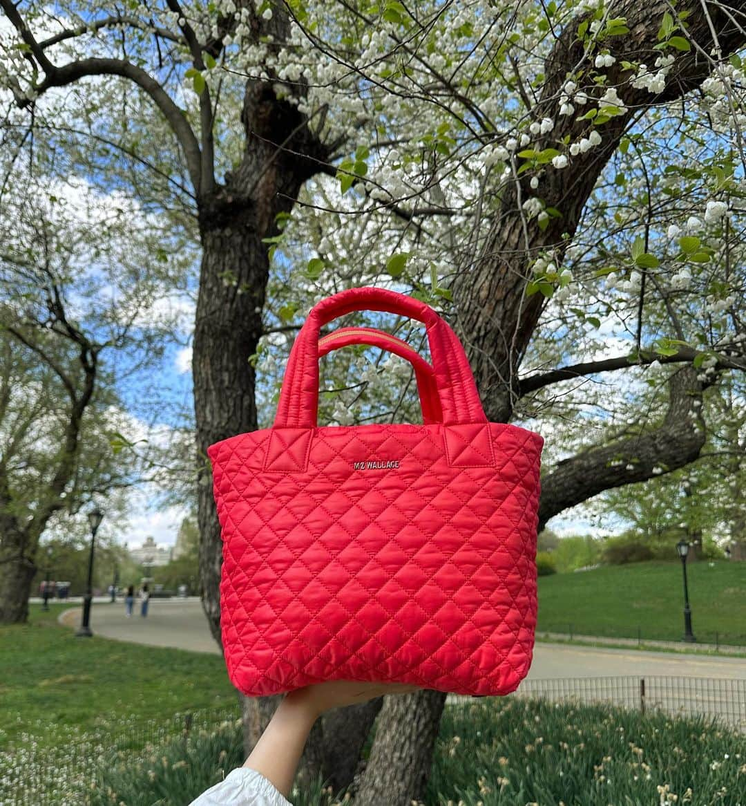 MZウォレスさんのインスタグラム写真 - (MZウォレスInstagram)「POV: It’s cherry blossom season but you can’t take your eyes off of Coral.」4月26日 6時06分 - mzwallacenyc