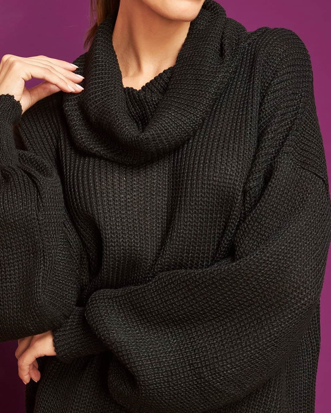DECÊNCIAのインスタグラム：「Quando pensamos em itens que não saem de moda, as primeiras palavras que vêm à cabeça: peças pretas. Por isso, no Outono/Inverno as peças de frio não poderiam ficar de fora. Novos tricots eternos, já disponíveis em nosso showroom exclusivo para lojistas.   #roupasatacado #lookinverno #lookfrio #lookpreto」