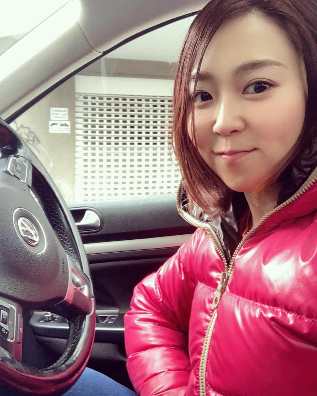 YUINAのインスタグラム：「・ ヨーロッパに入って5ヶ月。 ドイツのビザ(滞在許可)ゲットしました🌈 ⁡ やったぁぁぁ〜！！！ これで正真正銘のヨーロピアン✨ ひとまず４年間降りた☆ EU圏内は国内のように入国できる♪😍 ⁡ もうね、観光ビザ(３か月)が切れたあとの日々は生きた心地がしなくて、一歩でもドイツの外に出たら強制送還な身分。。。笑　マルタの洗礼でやる気も戦闘能力も0まで落ちた私の復活戦🤣✨www ⁡ 朝6時起きでアウトバーン飛ばして移民局へ。 あの書類が足りないとかドイツ語でまくしたてられたら終わりだと思ってドキドキ😂 ⁡ 移民局は入口のセキュリティが厳重だから書類持ってても足止めされてる移民が多い中、かき分けて嘘かのようにすんなり入れてくれて、すぐ部屋に通され スタッフが英語で話してくれて15分で終わった😂✨ (ないとは言うけど、日本人へのいい意味での差別はきっとある笑) ⁡ これはあくまでも私の話であって ヨーロッパの手続き関係はマヂで人によります！笑 仕事なんだから平等に接すべき、なんて共通認識はなくて、仕事の前に1人の人間なんだから好き嫌いや相性があって当たり前☀️って感覚😁 (銀行作る時は担当者と相性悪すぎて、ホントいい人に当たるまで人変え支店変えして手こずった笑) ⁡ この5ヶ月はなにが起きても自分自身でいて おもしろがる視点がほんとに身についた😂✨ これは旅人ならわかると思うけど、ホントその後の生きやすさになるから無駄なことはなにもないんだよね☺︎✨ ⁡ あとは免許証をドイツ版に書き替えるだけ🚗 ⁡ そしてドイツはいつになったらダウン脱げるんだ🥶‼︎笑  ドイツ語がんばろ〜♪♪♪  #ドイツ移住 #フランクフルト在住  #アクセスバーズ  #ドイツ #ヨーロッパ移住  #volkswagen #deutschland」