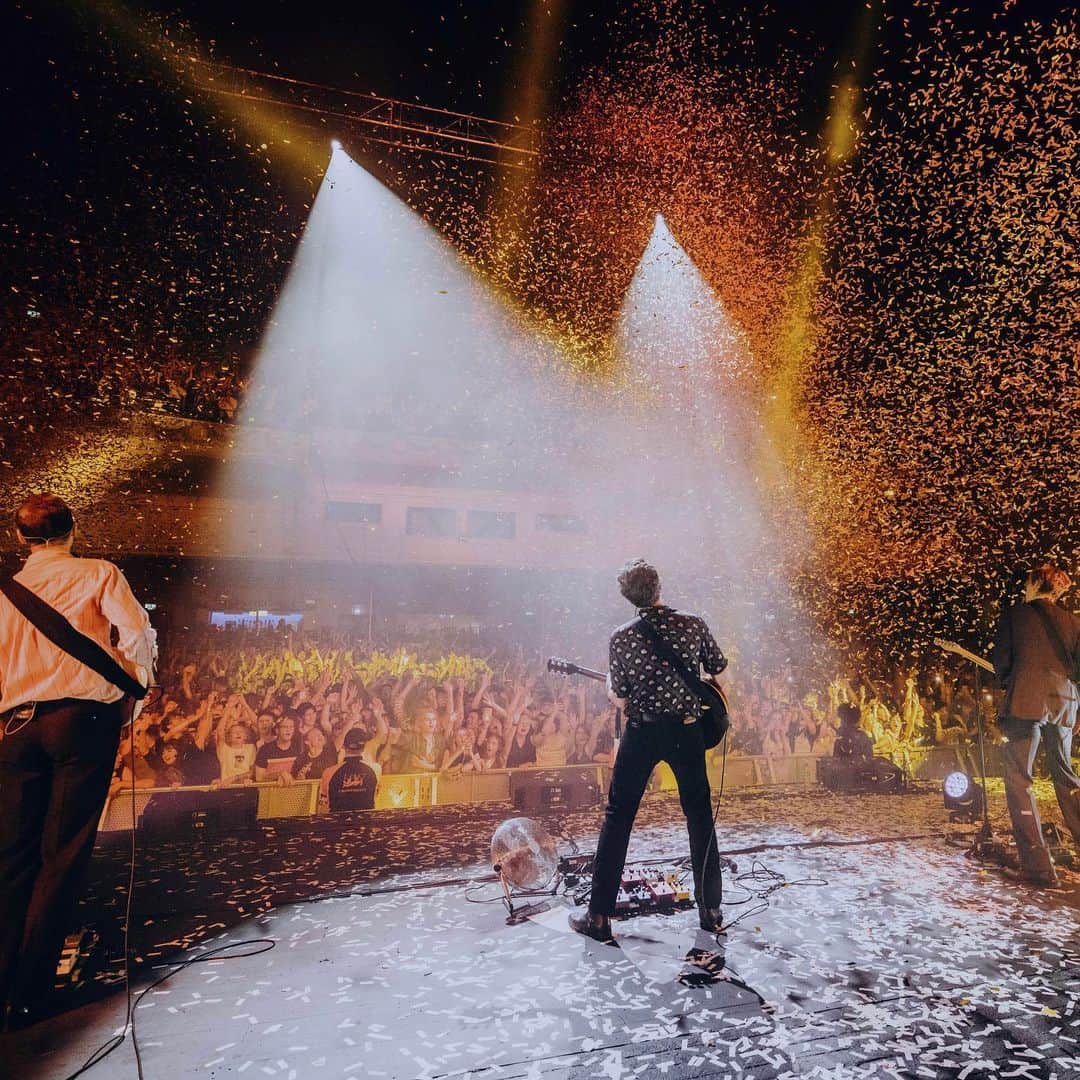 サーカ・ウェーヴスのインスタグラム：「We're exactly 4 weeks away from touching down in Sydney and the start of our Australia tour. We simply can't wait to see all your beautiful faces. It's been too long! If you haven't already tickets are available at the link in bio.」