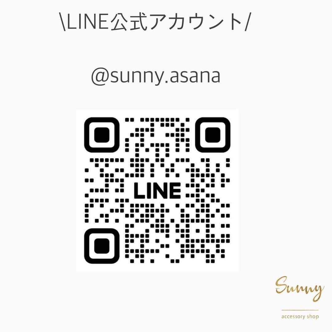 のインスタグラム：「\ 公式LINE / 登録をお願いします✉︎   オーダーはもちろん アクセサリーや エステに関するお問い合わせ・ご相談など 聞きたいことがございましたらお気軽に話しかけて下さい✉︎   お一人おひとりのお客様を大切に  人と人として繋がり続けたいただそれだけの想いです🤍  実店舗でご利用できるクーポンも発行しております （ご利用の方はお会計の際ご提示をお願いします📱）  ▶︎LINEで【@sunny.asana】と検索又は QRをスクリーンショットして LINEの友達追加に画像貼り付けで登録できます ________________________________________ - 実店舗 - 火・木・土 14:00-17:00 ▶︎明日4/27（木）は臨時休業させて頂きます  所在地 埼玉県戸田市本町4-14-14-2階  MeriHariLab/Sunny トータルエステサロンMeriHari.Labさん  @merihari.lab  と共同店舗 ________________________________________ 今日もたくさんの " 嬉しい ’‘が 皆様の日常にありますように..♡  #ハンドメイドアクセサリー #ハンドメイドピアス#アクセサリーショップ#ハンドメイドイヤリング#ビーズアクセサリー#ビーズアクセサリー#オーダーアクセサリー#金属アレルギー対応#金属アレルギー対応アクセサリー#こどものいる暮らし#丁寧な暮らし#綺麗に歳を重ねたい#埼玉県#戸田市#手作り#手仕事のある暮らし」