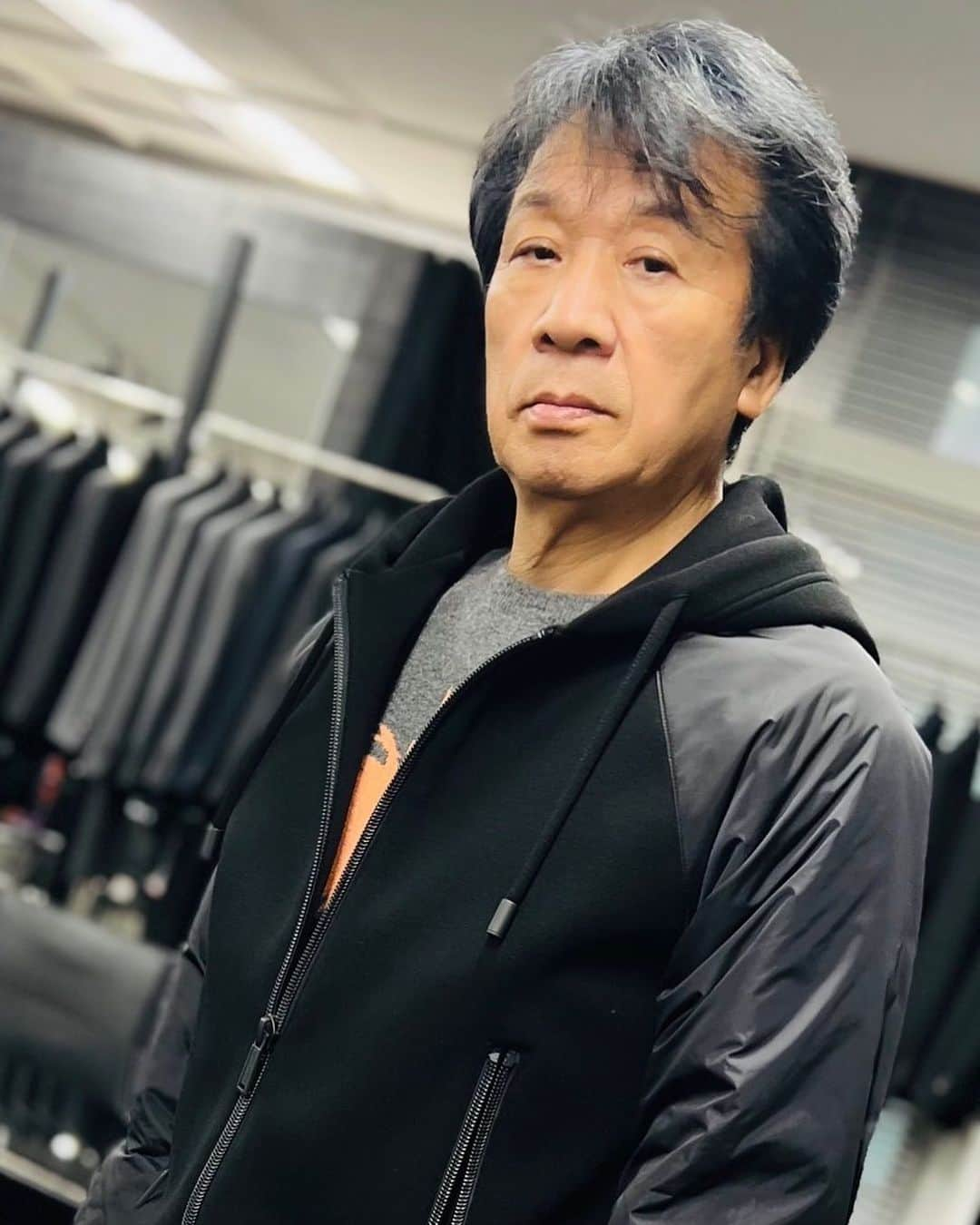 前川清のインスタグラム：「昨晩遅く帰京した前川さん。 本日はとあるショールームにお邪魔しました👔  74歳、元気ハツラツ✊ スタッフも脱帽💧  #前川清 #無事帰京 #元気ハツラツ #74歳 #ダンディ」