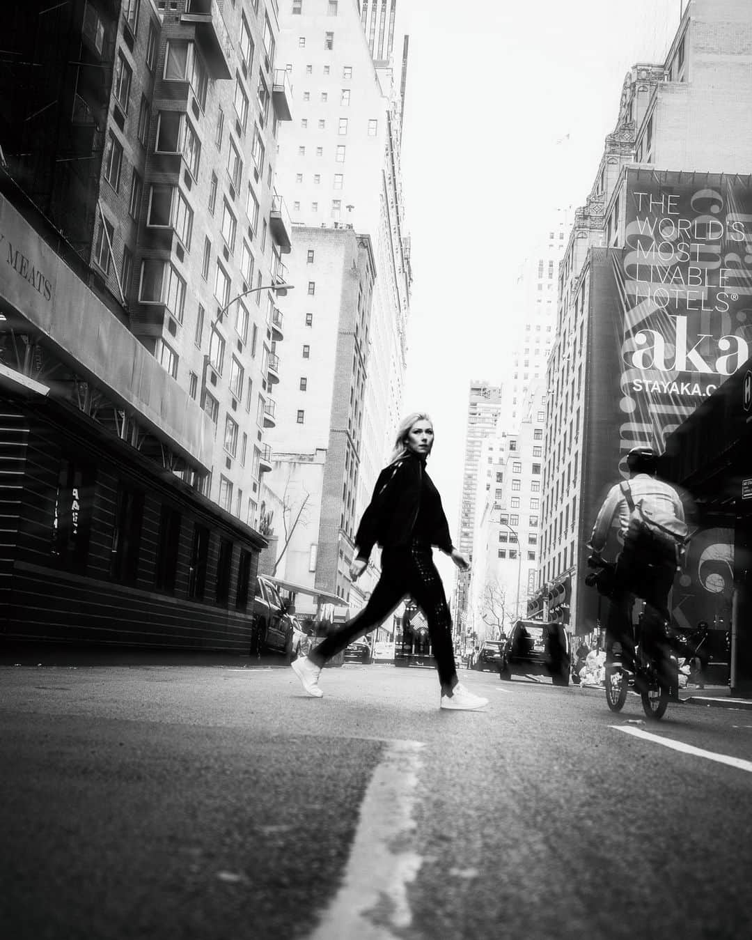 ミカエラ・シフリンのインスタグラム：「See you soon, NYC 🤍🖤 #TIME100  • • • 📸: @mikedawsy」