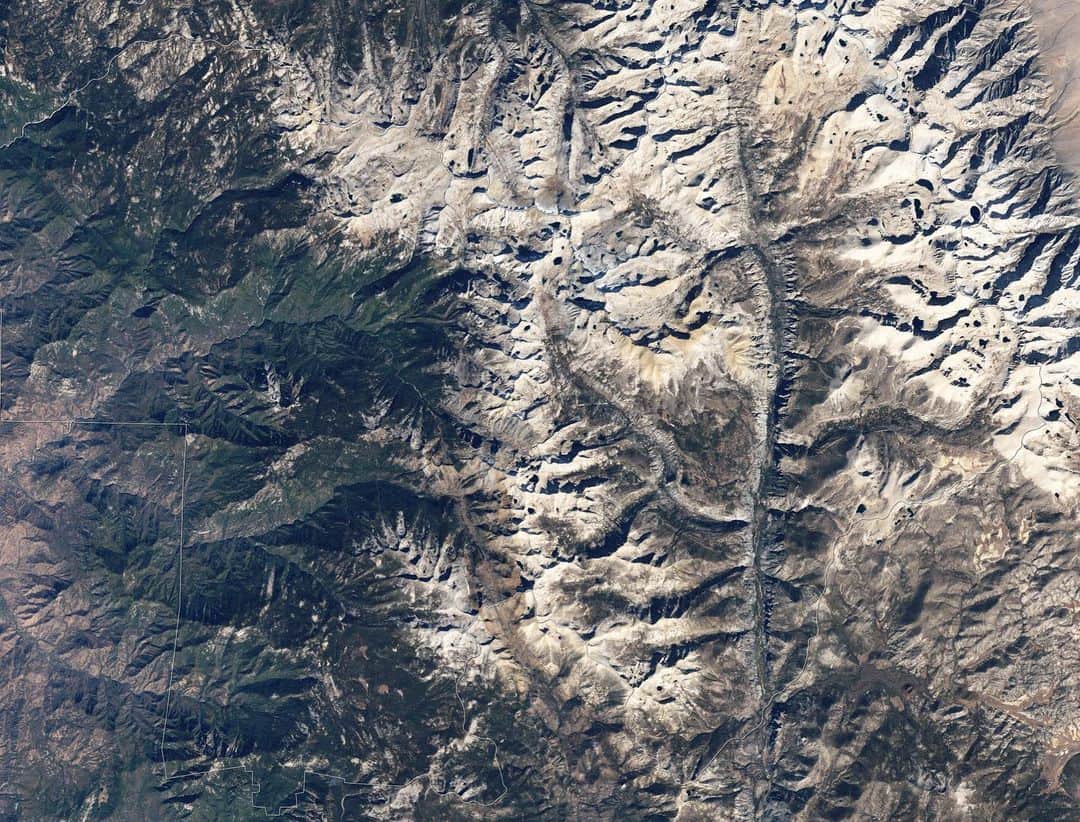 NASAのインスタグラム：「We’re celebrating #NationalParkWeek by admiring national parks from space.  Our @NASAEarth research on land and in space helps us increase our understanding of our home planet, improve lives, and safeguard our future and places we love:⁣  ⁣ Sequoia National Park, California: Naked peaks, sheltered valleys, snowfields, towering trees, and alpine meadows make up the varied landscape, captured by Landsat 5 satellite in this true-color image on Oct. 22, 2008. Credit: NASA Earth Observatory image created by Robert Simmon, using Landsat data provided by the U.S. Geological Survey’s Global Visualization Viewer.⁣ ⁣ Grand Canyon, Arizona: On April 3, 2017, the student-controlled EarthKAM camera aboard the @ISS captured this photograph of the Grand Canyon. The colors of the landscape range from a light dusty brown to a dark velvet brown. The landscape is textured with jagged scarring that winds around the image. White snow dusts the landscape on the right side of the image. Credit: Sally Ride EarthKAM⁣ 	⁣ Indiana Dunes National Park, Indiana: The southern shoreline of Lake Michigan, including Indiana Dunes National Park, taken by Expedition 64 crewmember Soichi Noguchi of the Japan Aerospace Exploration Agency from his vantage point aboard the station. Image Credit: NASA/JAXA⁣ 	⁣ New River Gorge National Park, West Virginia: The image was acquired on April 22, 2020 by Landsat 8 satellite and overlaid on digital elevation data from the Shuttle Radar Topography Mission (SRTM) to give a sense of the topography. Credit: NASA Earth Observatory image by Lauren Dauphin, using Landsat data from the U.S. Geological Survey and topographic data from the Shuttle Radar Topography Mission (SRTM)⁣  ⁣ Everglades National Park, Florida: This view was shared by NASA astronaut Ricky Arnold aboard the Space Station on April 26, 2018. The center of the image is dominated by a green and brown landscape. Water, ranging from a dark blue color to a pale jade color, swirls around the landmass. Credit: NASA⁣ ⁣ What’s your favorite national park? Share below!⁣ ⁣ #NASA #NASAEarth #Earth #NationalParks #Parks #US #UnitedStates」
