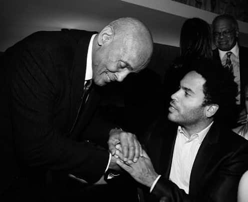 レニー・クラヴィッツのインスタグラム：「Harry Belafonte. Giant. Leader. Motivator. Activist. Freedom fighter. Lover of humankind. Musician. Messenger. Actor. Icon. Artist. Family man. You will forever live in my heart. I was blessed to know you Sir.  My deepest condolences go out to Gina and the entire Belafonte family who have been so welcoming to me. ✊🏾❤️  📸: @lbusacca」