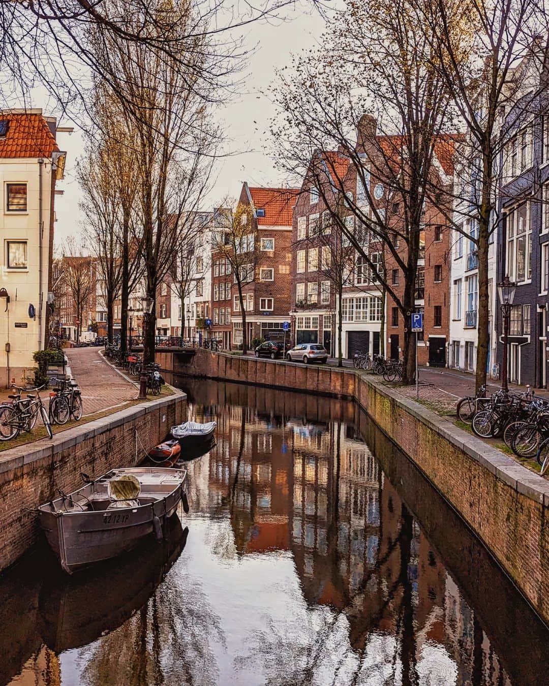 Guido Gutiérrez Ruizのインスタグラム：「📸Un finde en Amsterdam. Aquí os dejo más fotos de momentos que he capturado de esta maravillosa ciudad. Como veréis, es una ciudad con rincones muy diversos. • A weekend in #Amsterdam. Here are more photos of moments that I have captured from this wonderful city.  As you can see, this city has incredible spots. #Guigurui」