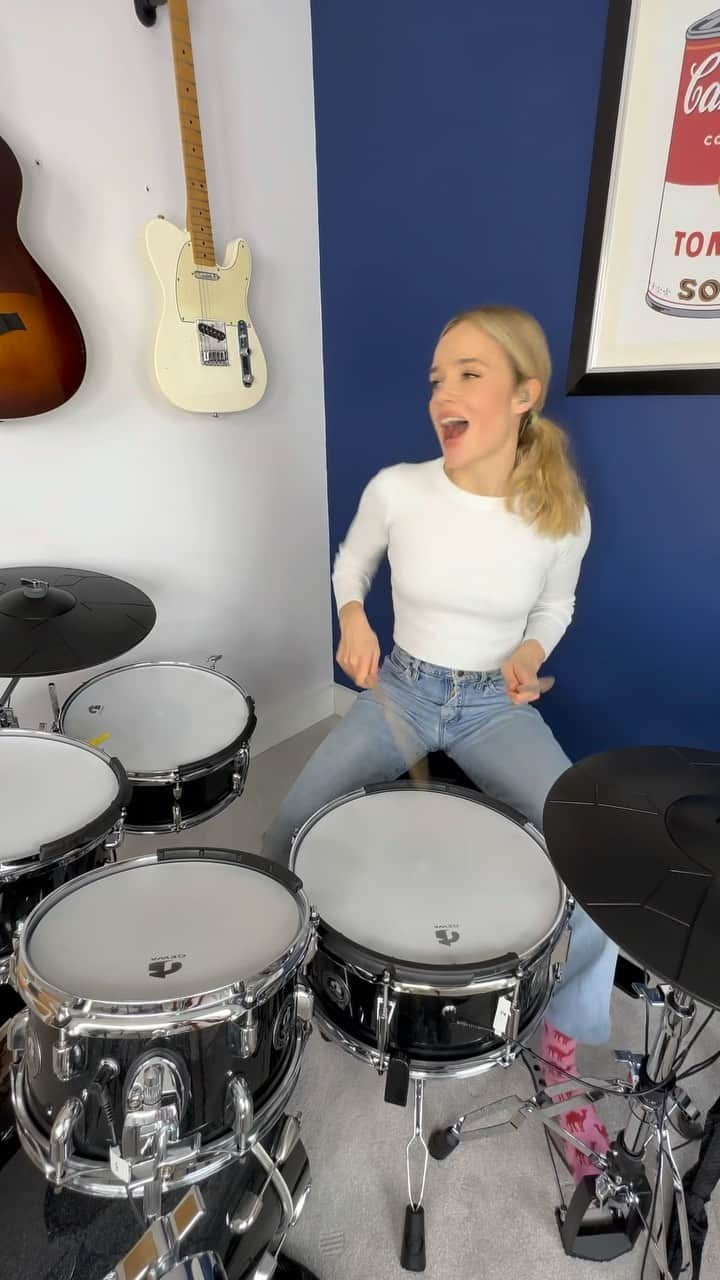 フローリーのインスタグラム：「One of my faves ☺️   @gewadigitaldrums  @bastilledan   #drumcover  #girldrummer  #newmusic」