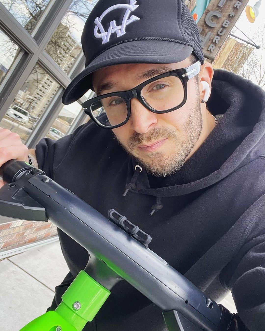 クリス・ウェビーのインスタグラム：「Just a guy whipping a @lime scooter through Spokane, WA while listening to the White Lotus theme song on repeat 🛴💨  Knitting Factory tonight.. over 1000 tickets sold which is CRAZY, lets goooo !! #GodOfTour ⚔️🕸」