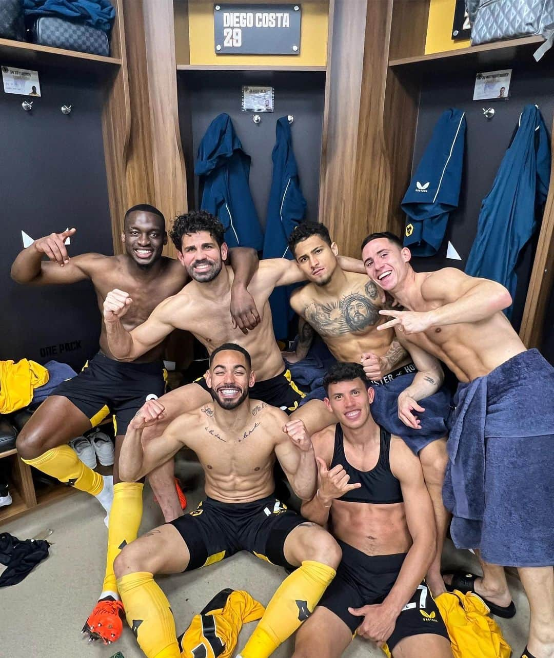 ジエゴ・ダ・シウヴァ・コスタのインスタグラム：「Jogos como hoje não se joga, se ganha!  Vamos meu time! 💛🐺」