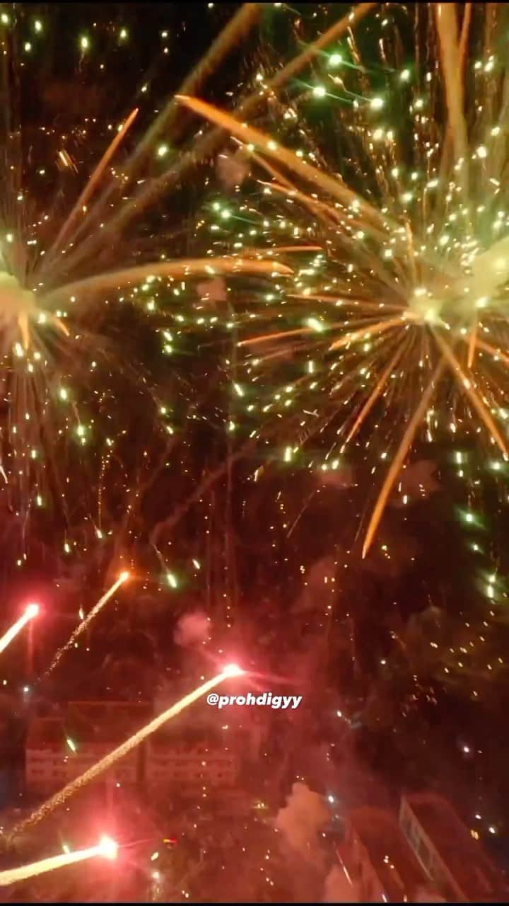 Canon Photographyのインスタグラム：「Definitely a very risk drone shot, but so worth it 🎆 🚁 Reel by // @prohdigyy Curated by @steffeneisenacher  #dronephotography #drone #fireworks」