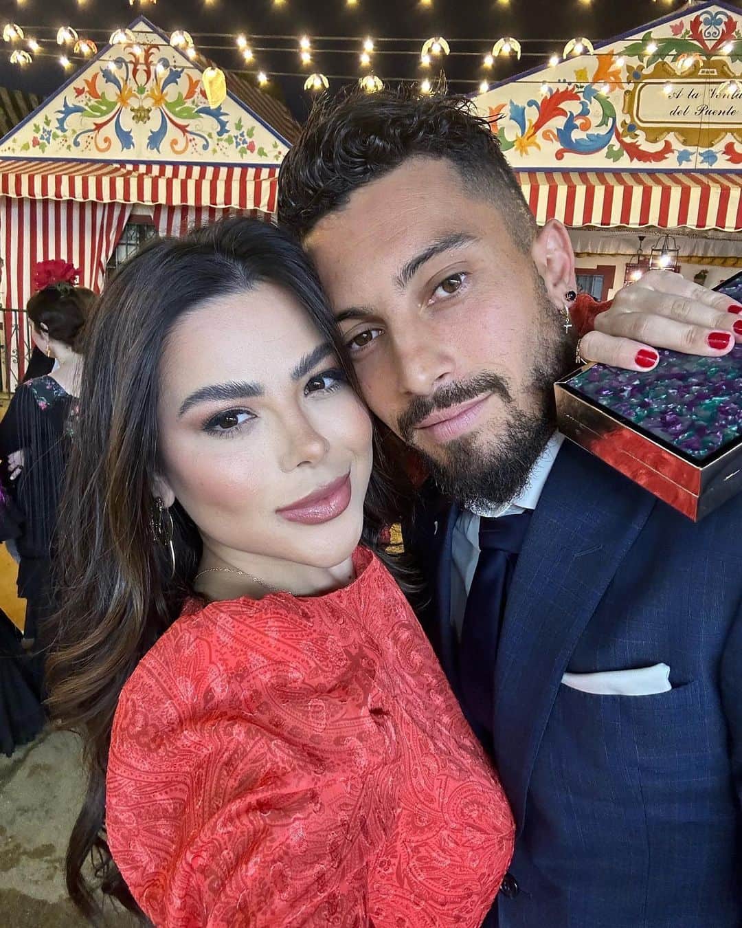 アレックス・ニコラオ・テレスのインスタグラム：「Ontem foi dia de conhecer a feira de Sevilla com o meu amor 🤩❤️‍🔥 #sevilla」