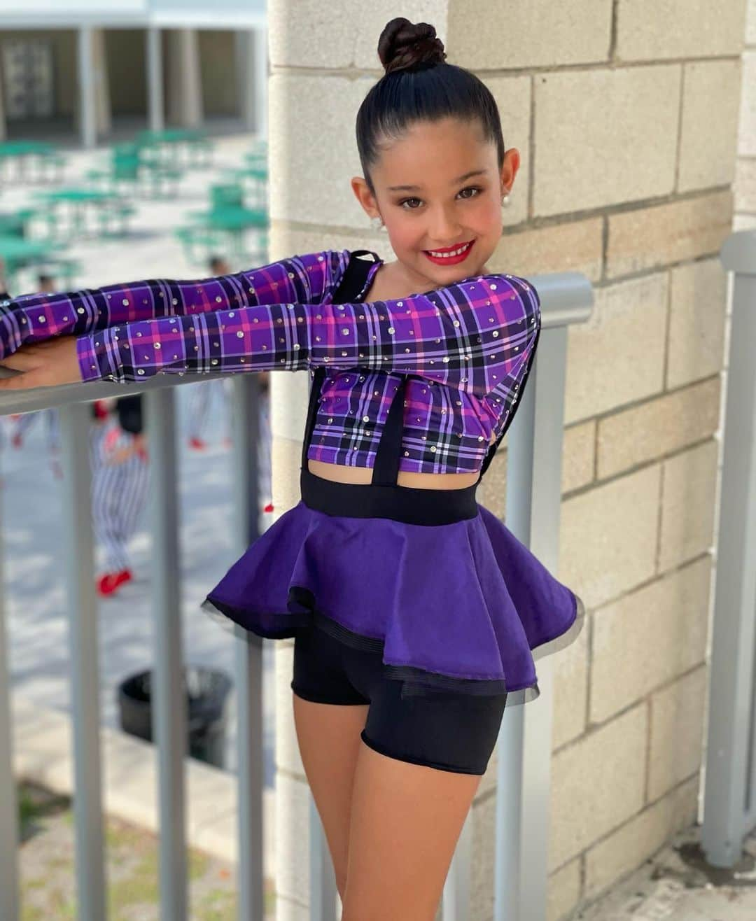 カーラ・オッサさんのインスタグラム写真 - (カーラ・オッサInstagram)「We’re so proud of this big little girl making her dreams come true 🤩💫 the sky is the limit mi amor ❤️ te amo muñeca」4月26日 6時30分 - carla_ossa_official