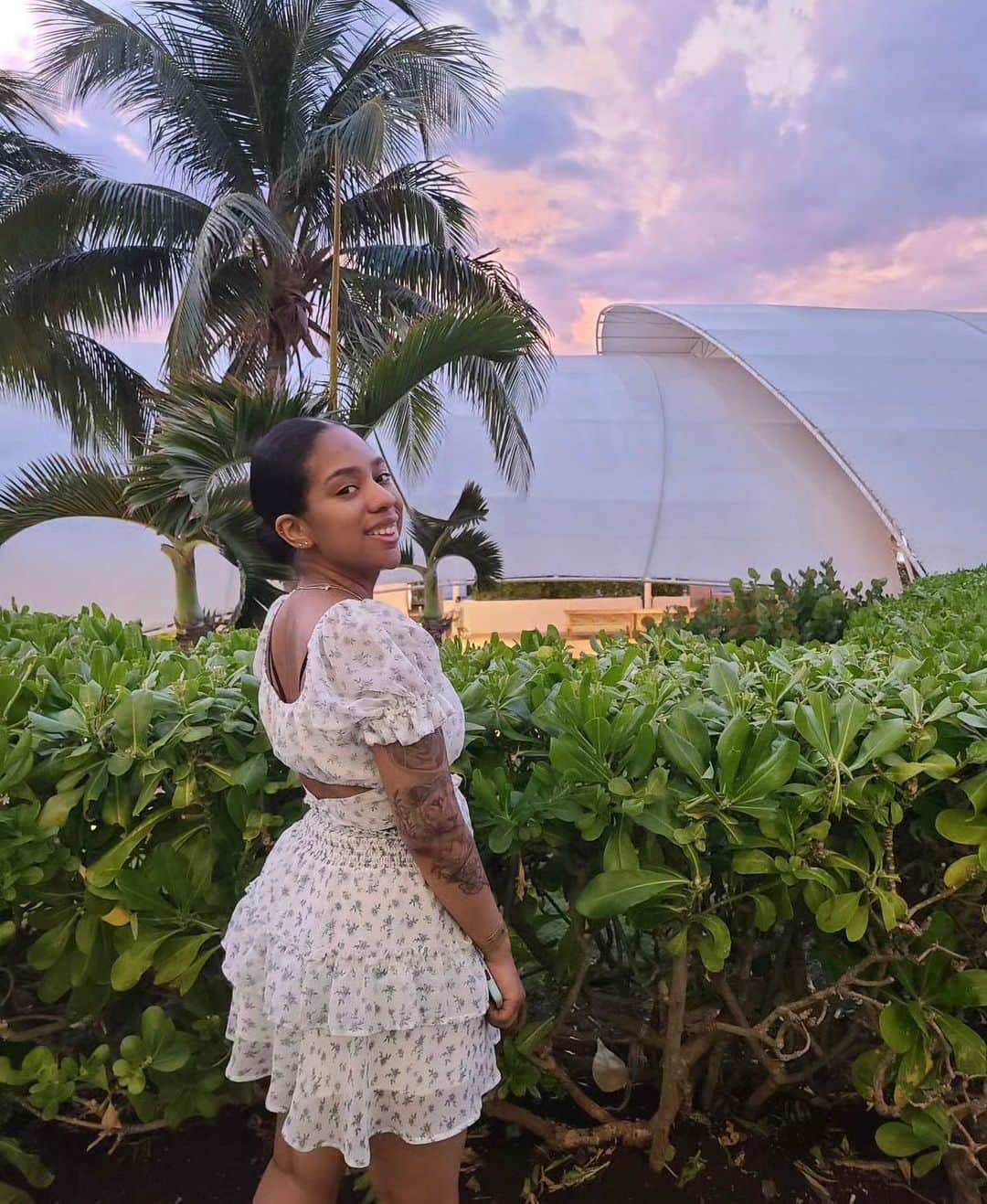 Charlotte Russeさんのインスタグラム写真 - (Charlotte RusseInstagram)「Matching (Sun)Set 🌞 ✨ domixiqueee White Floral Mesh Tiered Skirt + Milkmaid Top 🛒 $10 Deals」4月26日 6時30分 - charlotterusse