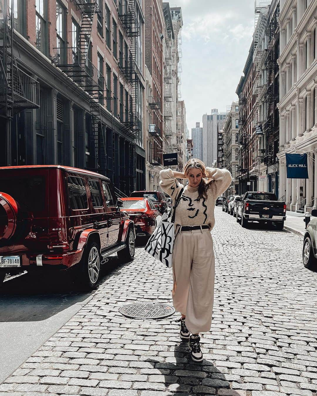 サマンサウィルスのインスタグラム：「Some shots from Soho. I’m also confident my DNA make up is currently 75% nyc pasta, 25% dry shampoo.   📷🍎 x」